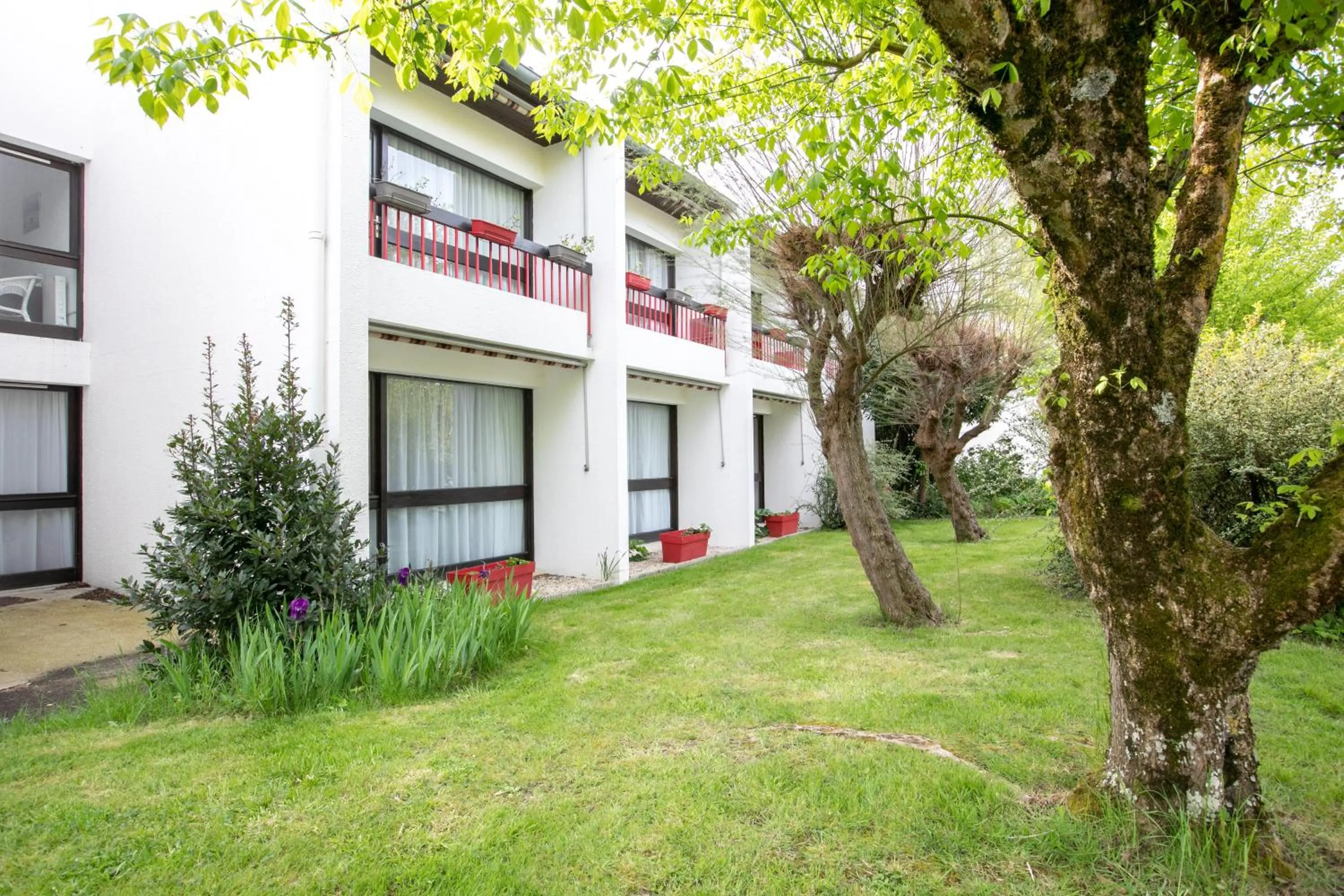 Property building in Hôtel-Restaurant La Belle Poule - Contact Hotel