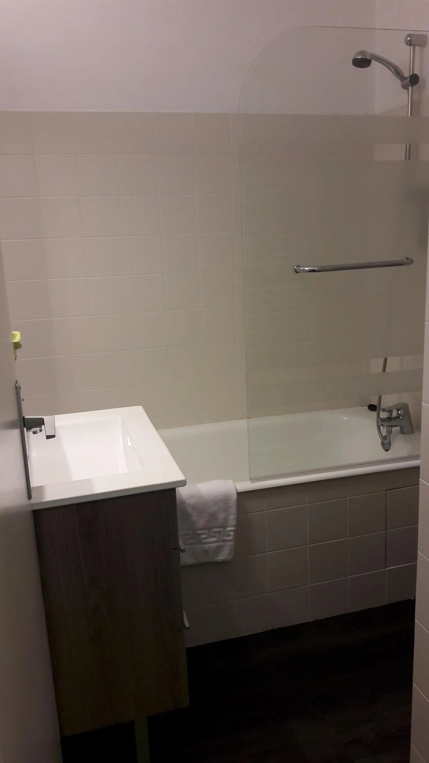 Bathroom in Hôtel-Restaurant La Belle Poule - Contact Hotel