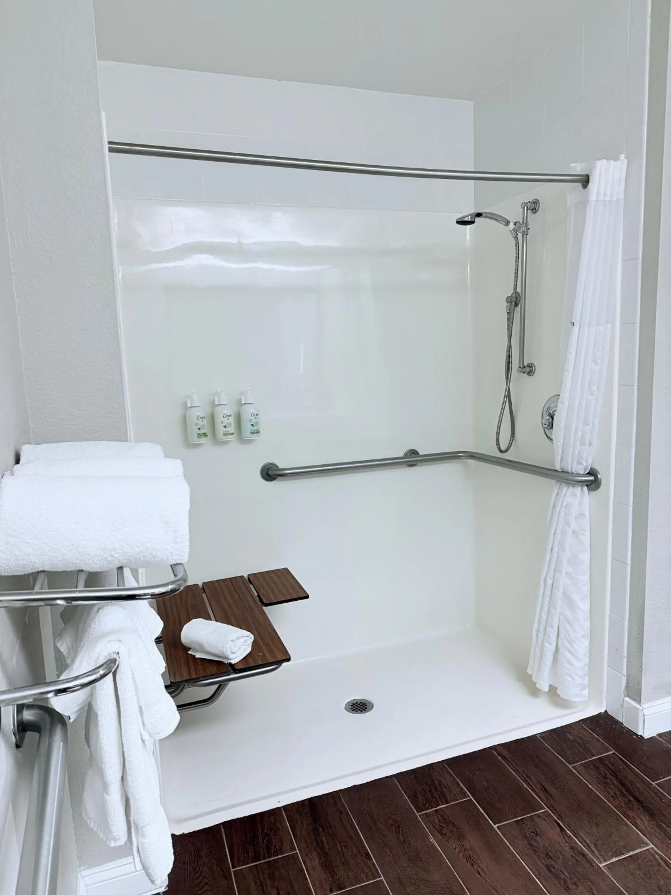 Shower in La Quinta by Wyndham Orlando Universal area - Free Shuttle to Universal