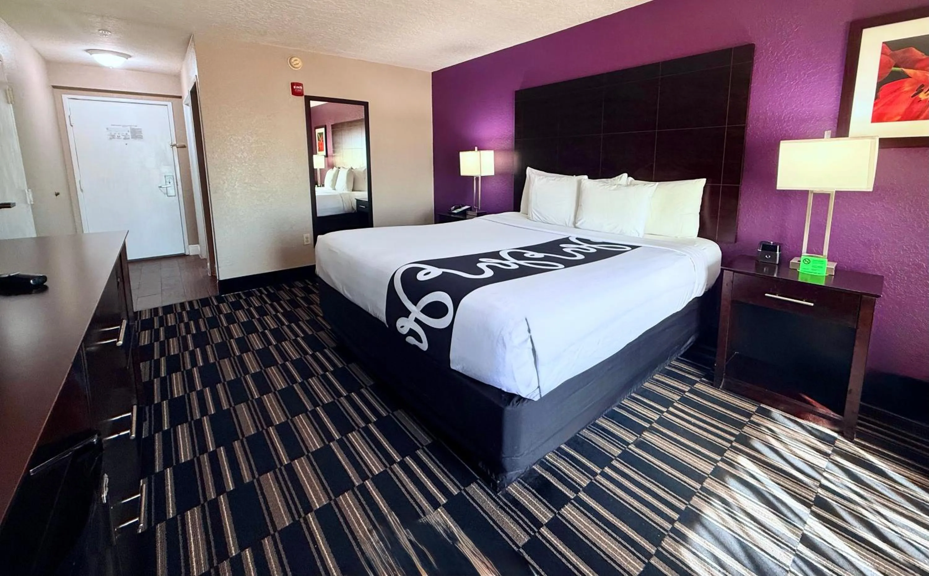 Bed in La Quinta by Wyndham Orlando Universal area - Free Shuttle to Universal