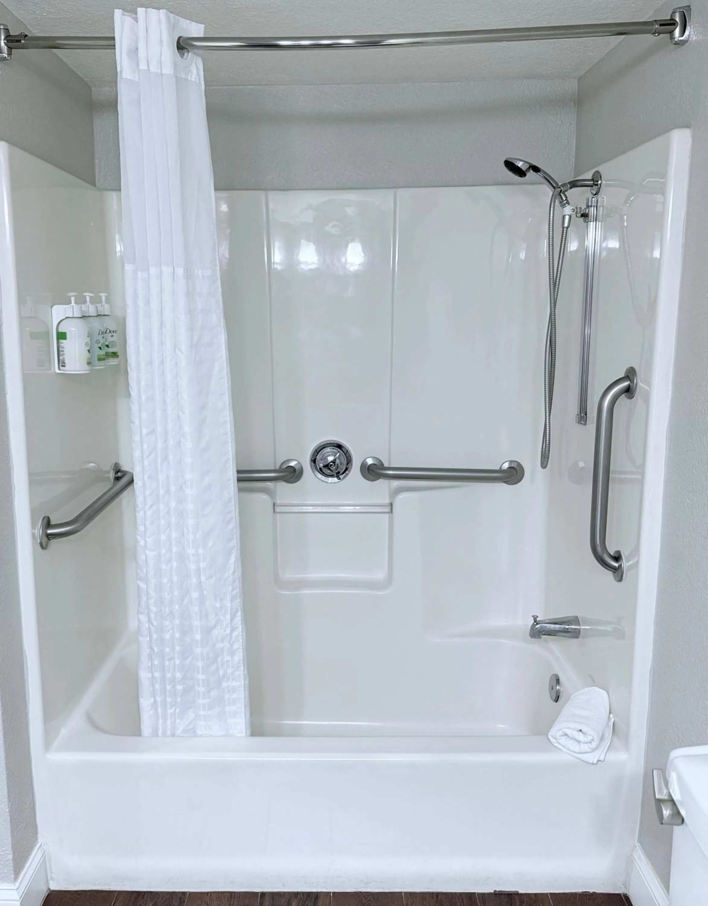 Shower in La Quinta by Wyndham Orlando Universal area - Free Shuttle to Universal