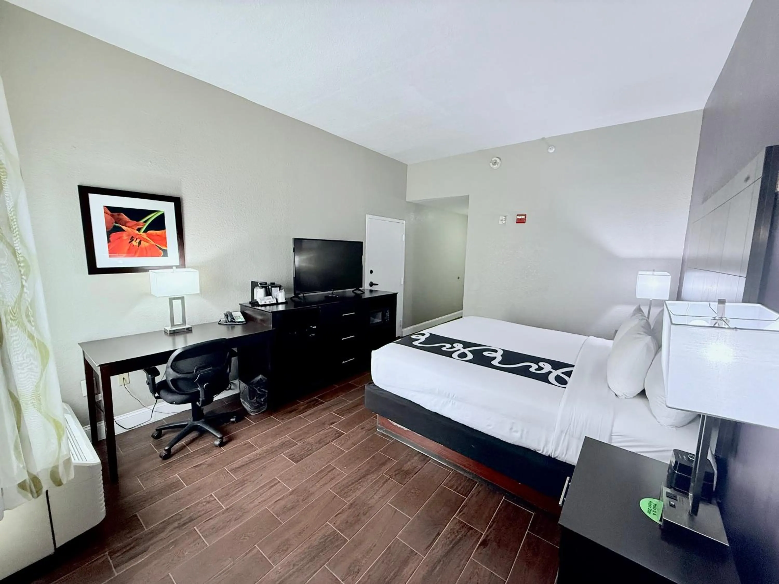 Bed in La Quinta by Wyndham Orlando Universal area - Free Shuttle to Universal