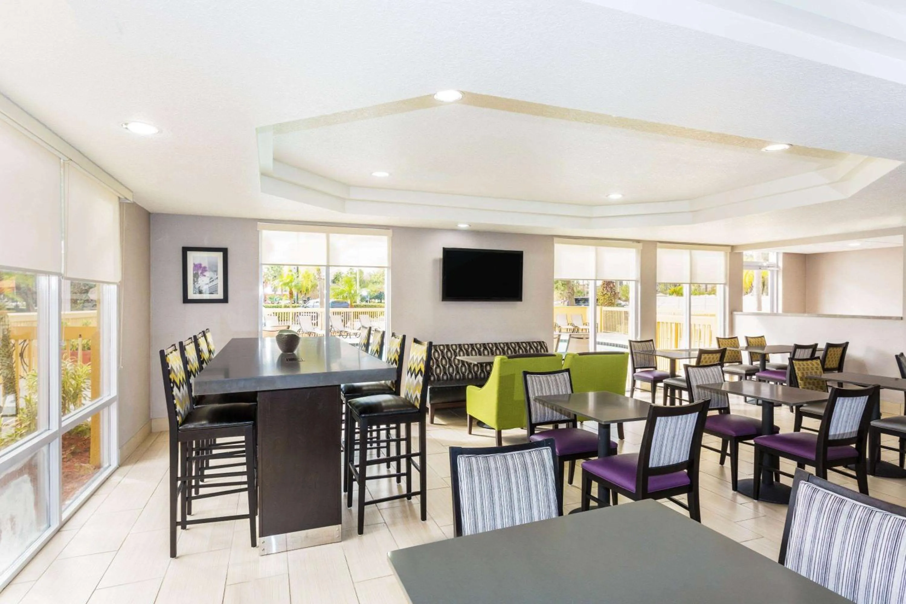 Breakfast in La Quinta by Wyndham Orlando Universal area - Free Shuttle to Universal