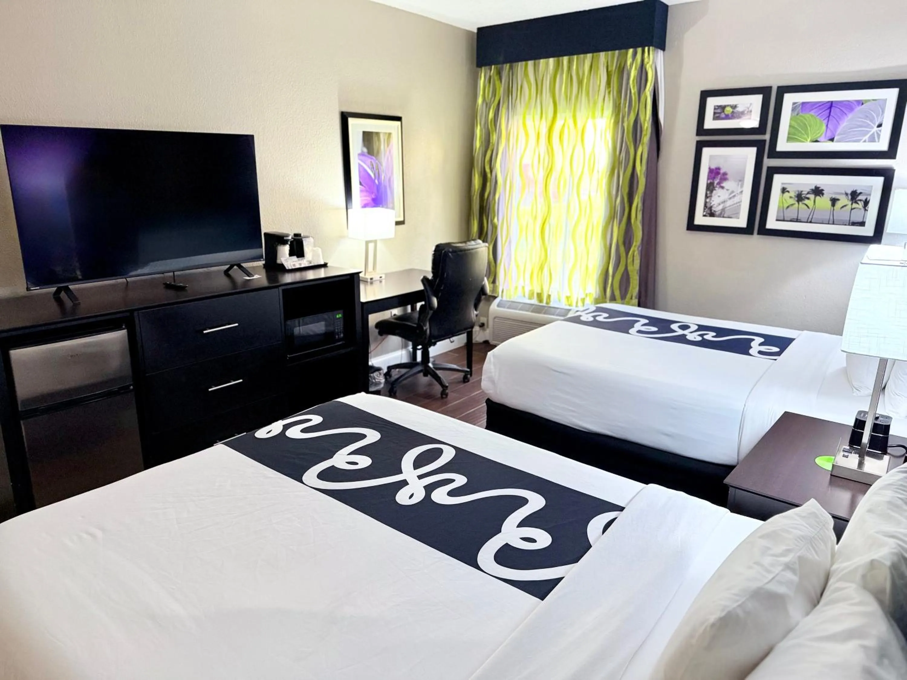 Bed in La Quinta by Wyndham Orlando Universal area - Free Shuttle to Universal