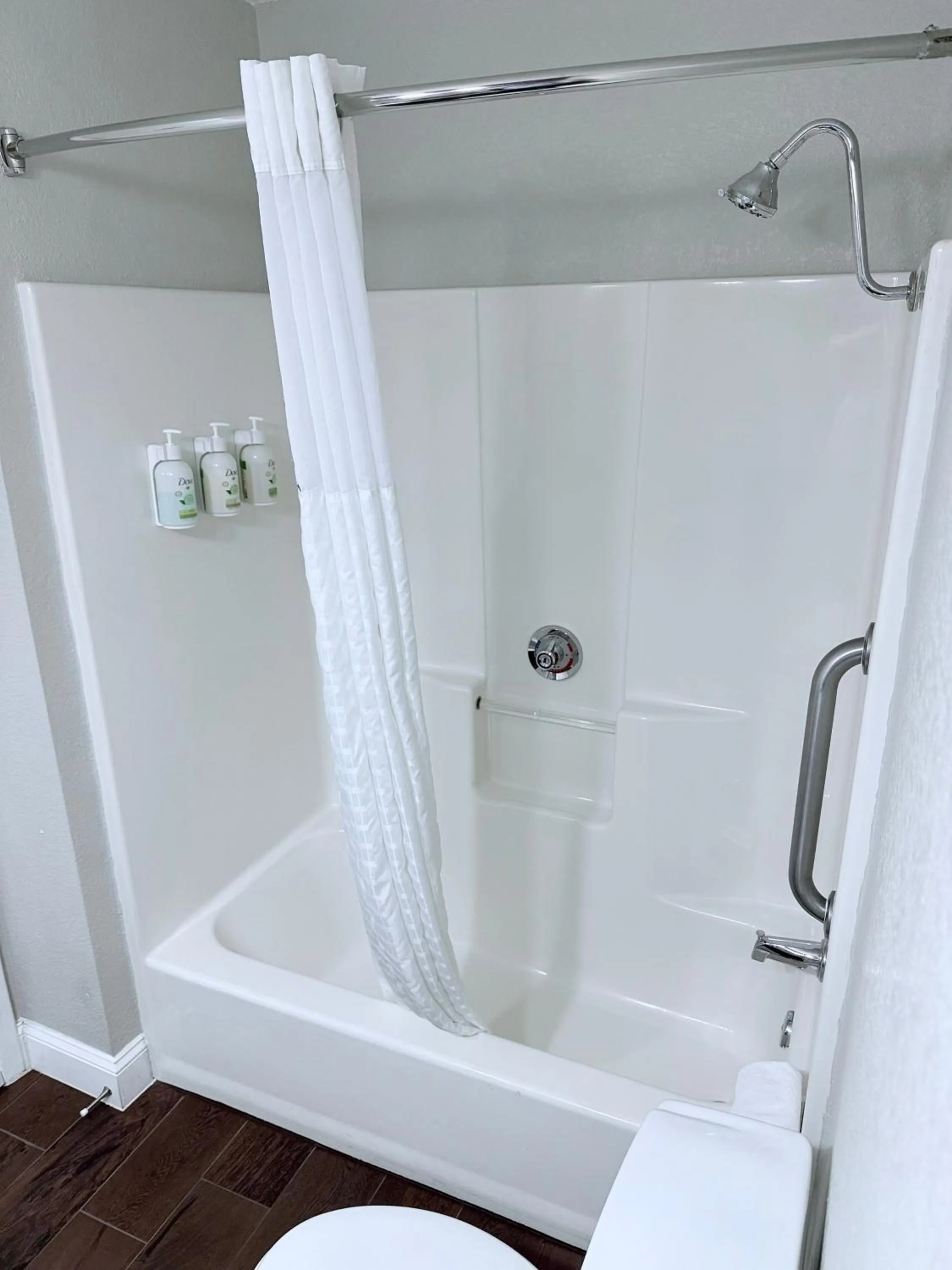 Shower in La Quinta by Wyndham Orlando Universal area - Free Shuttle to Universal