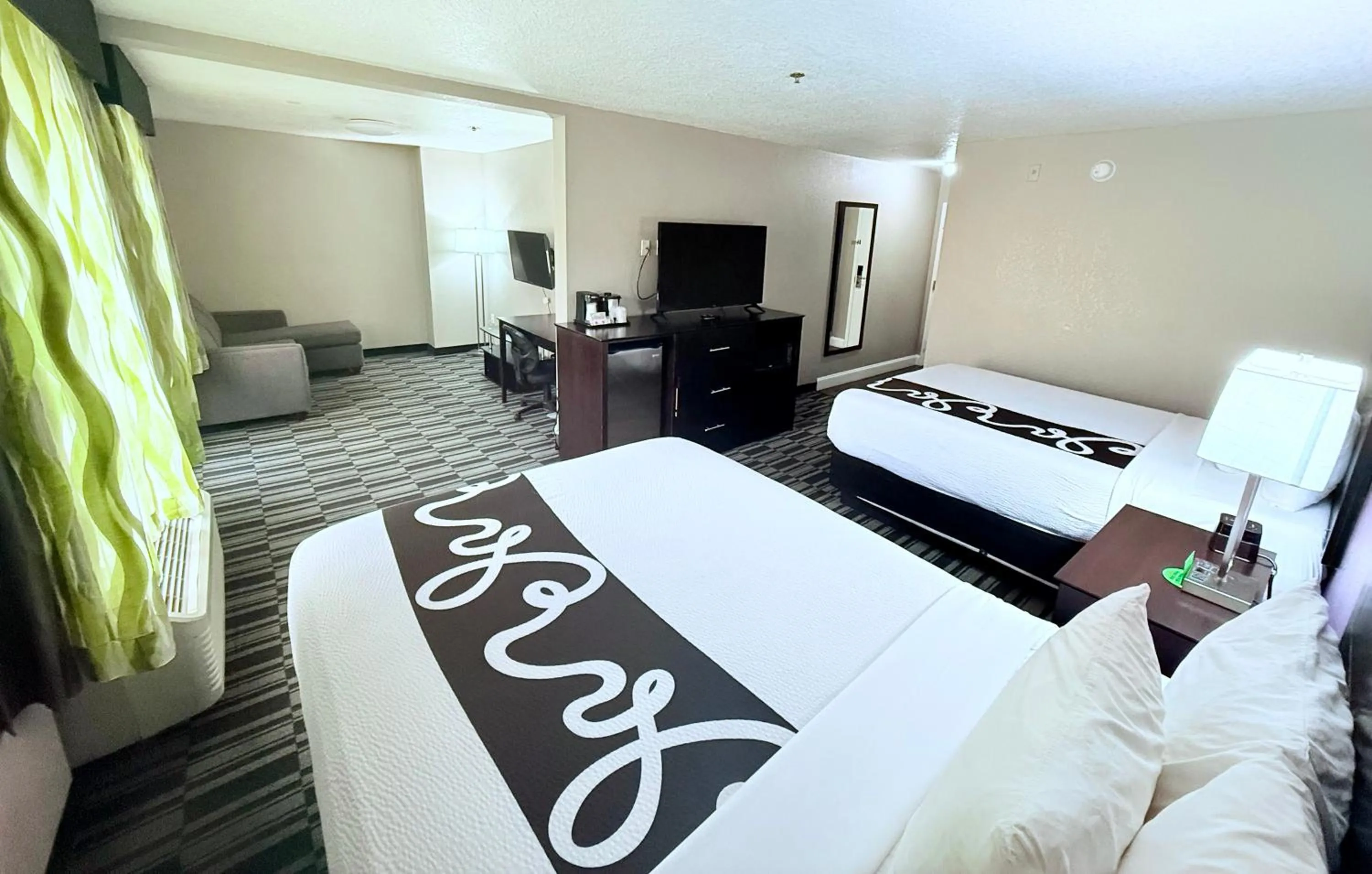 Bed in La Quinta by Wyndham Orlando Universal area - Free Shuttle to Universal