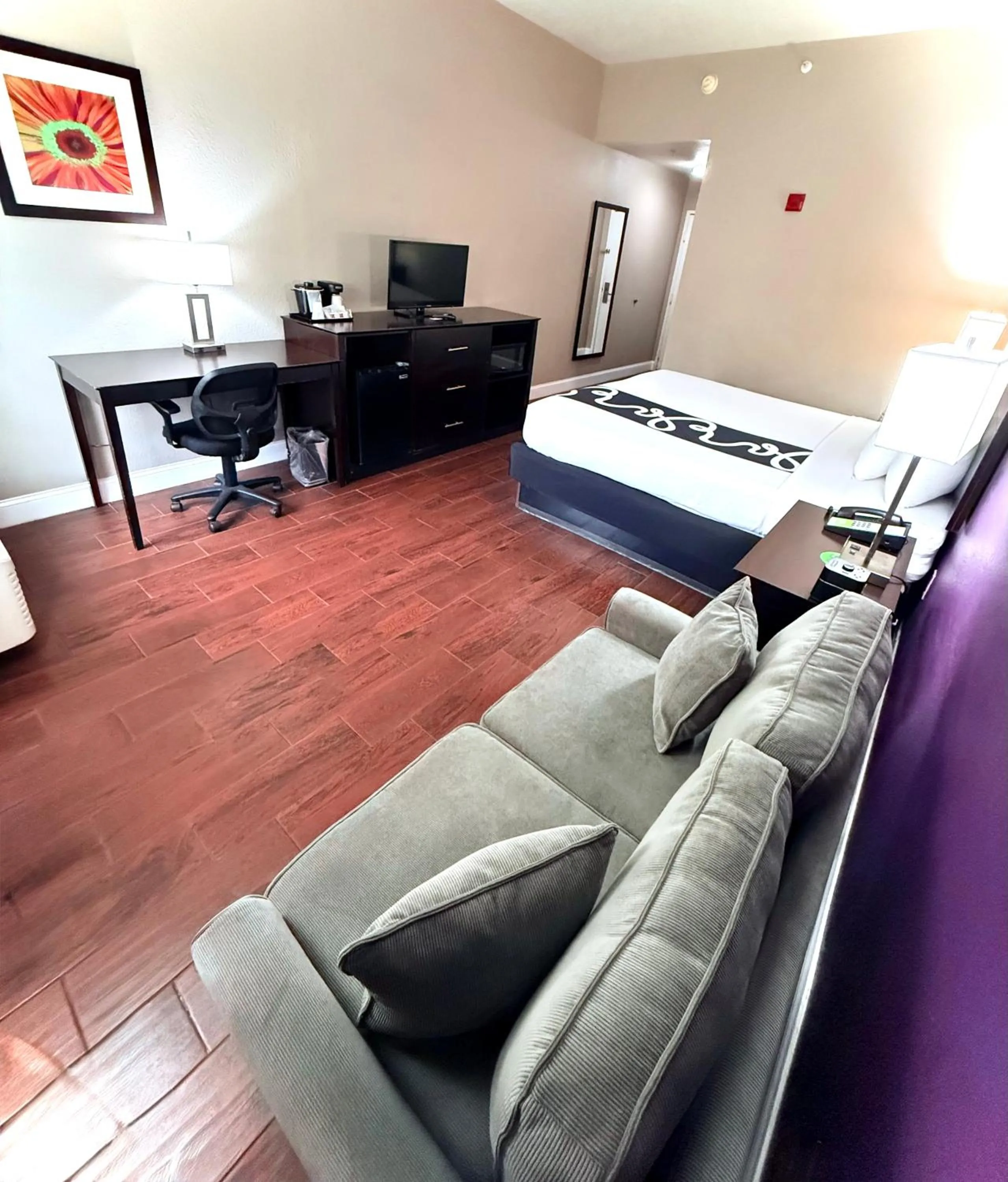 Bed in La Quinta by Wyndham Orlando Universal area - Free Shuttle to Universal