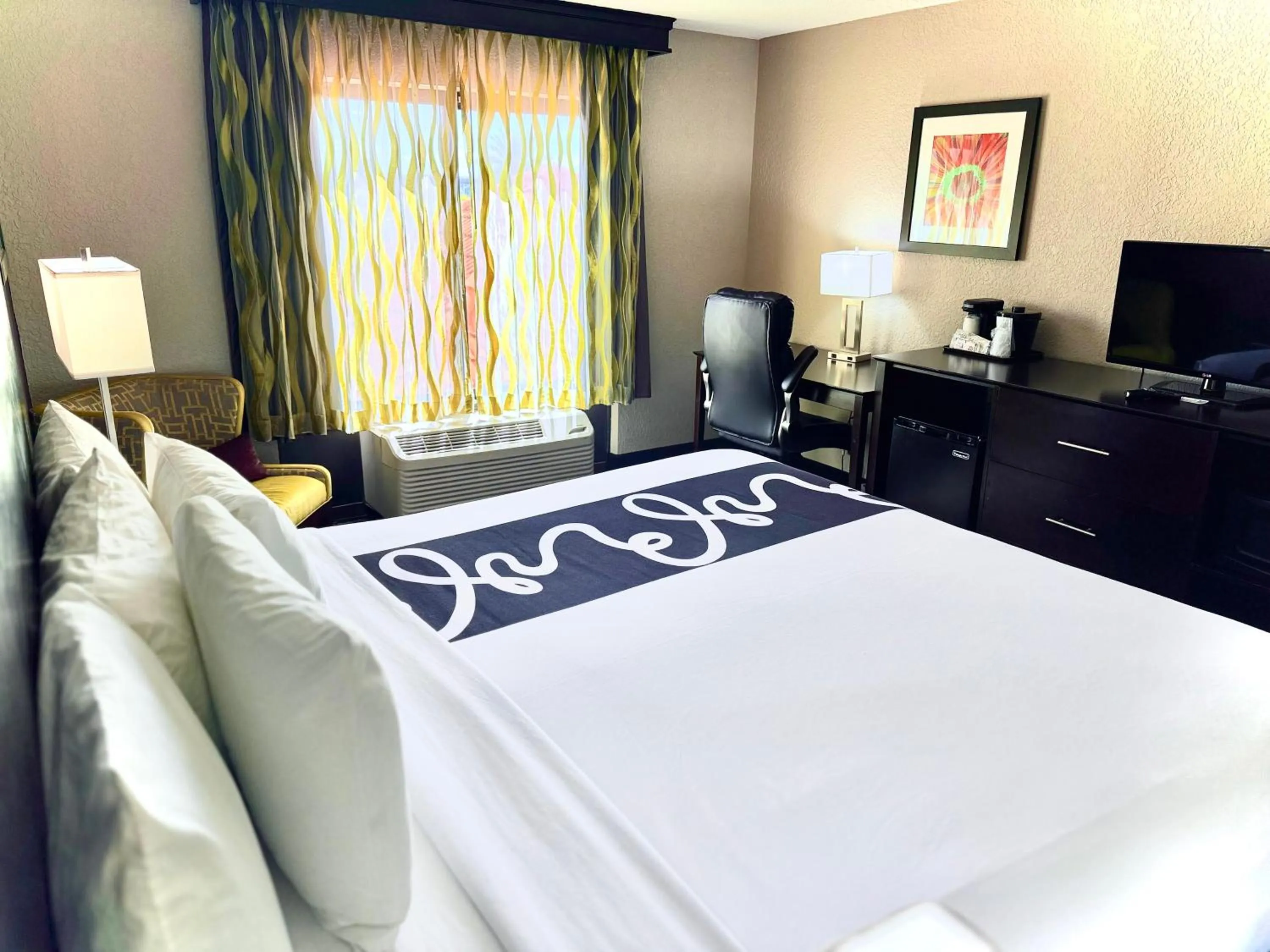 Bed in La Quinta by Wyndham Orlando Universal area - Free Shuttle to Universal