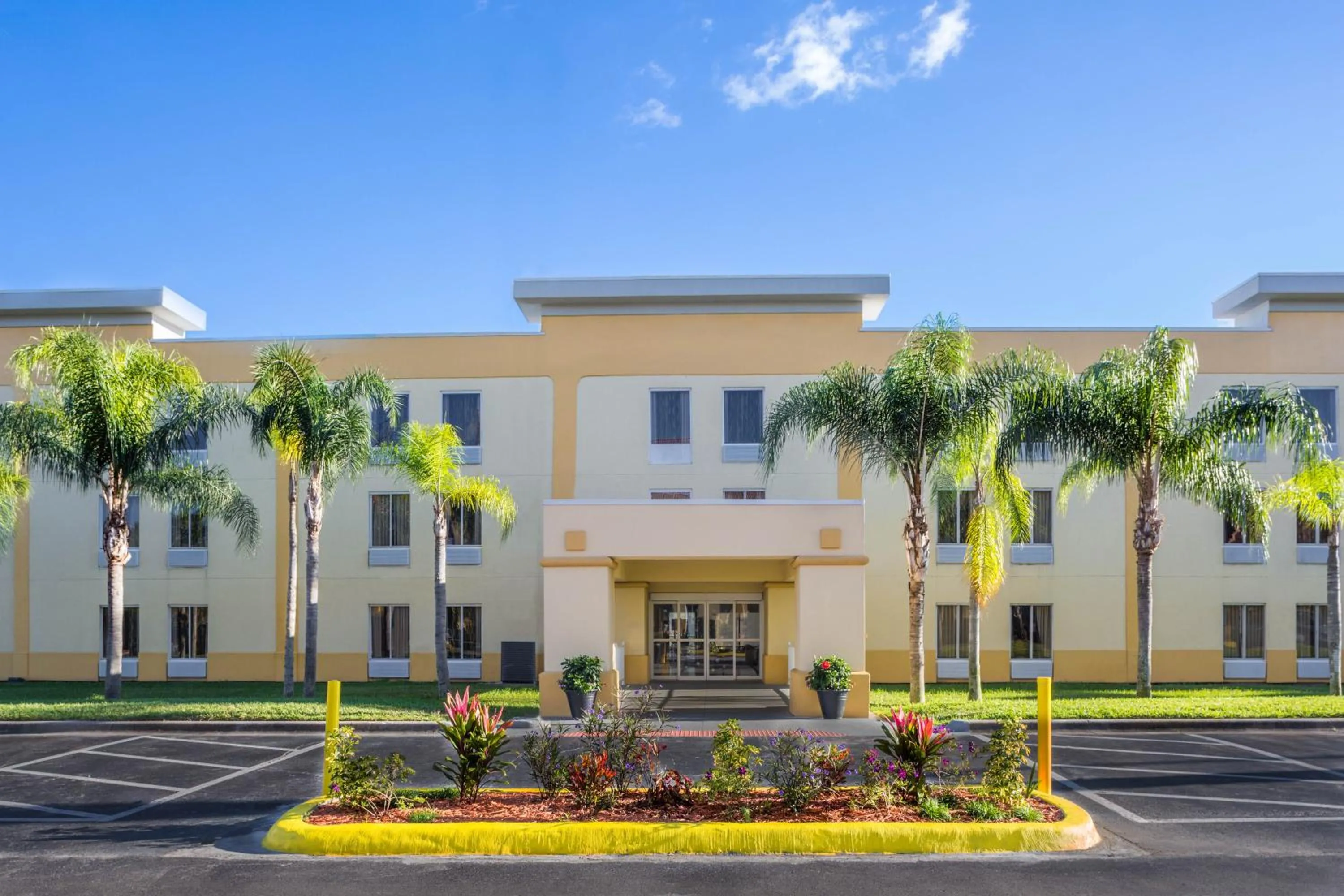 Property building in La Quinta by Wyndham Orlando Universal area - Free Shuttle to Universal