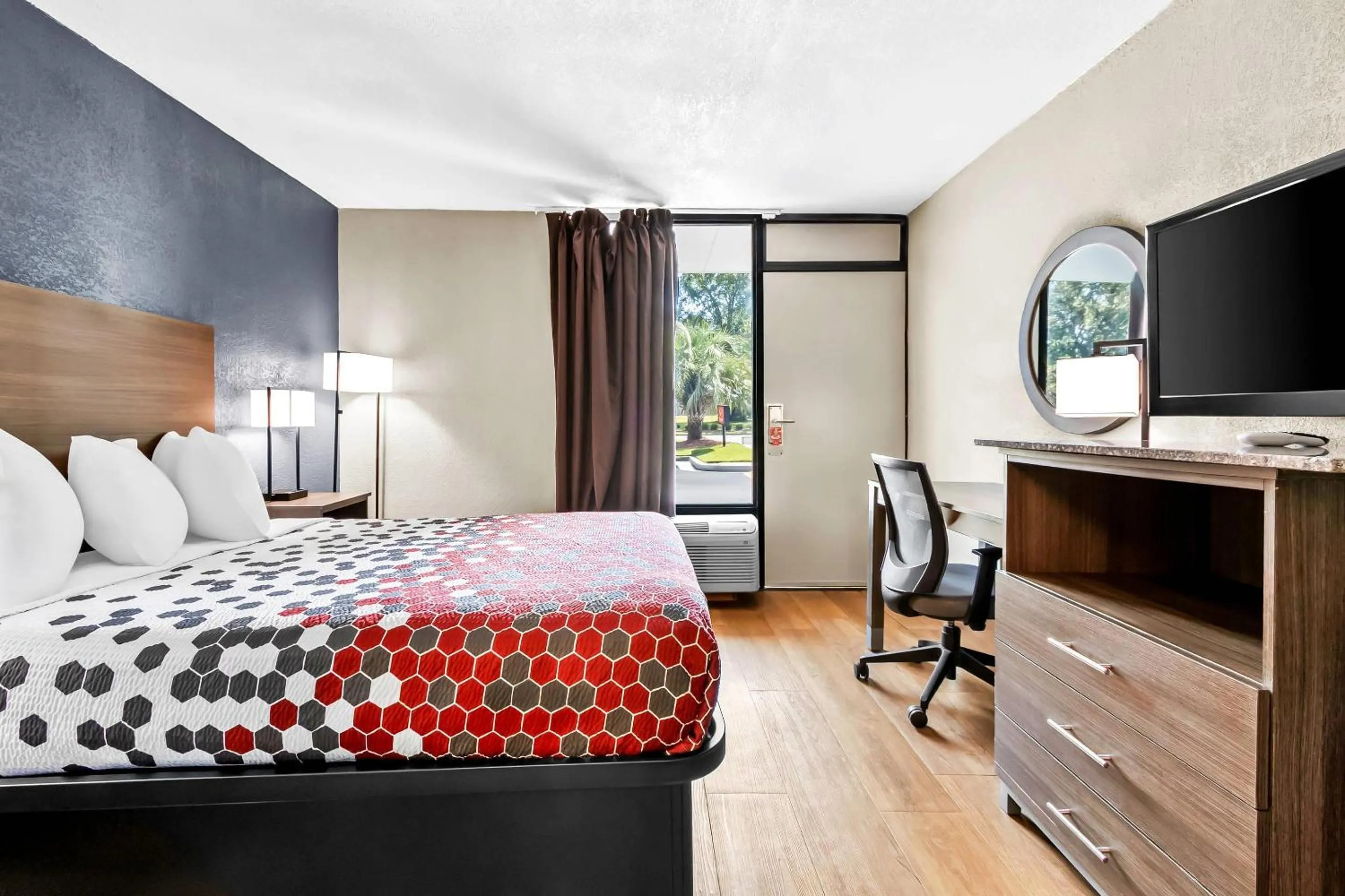 Bedroom, Bed in Econo Lodge Goose Creek - Charleston North