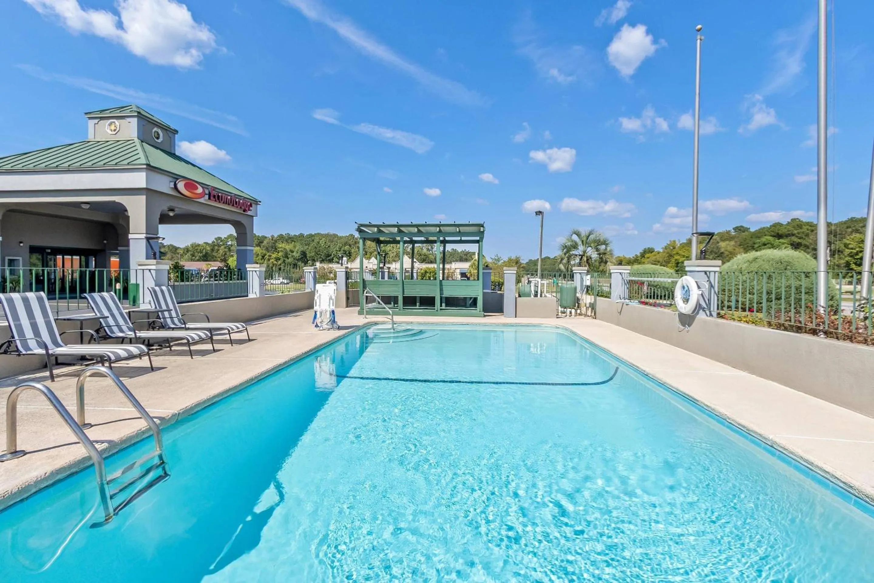 Swimming pool in Econo Lodge Goose Creek - Charleston North