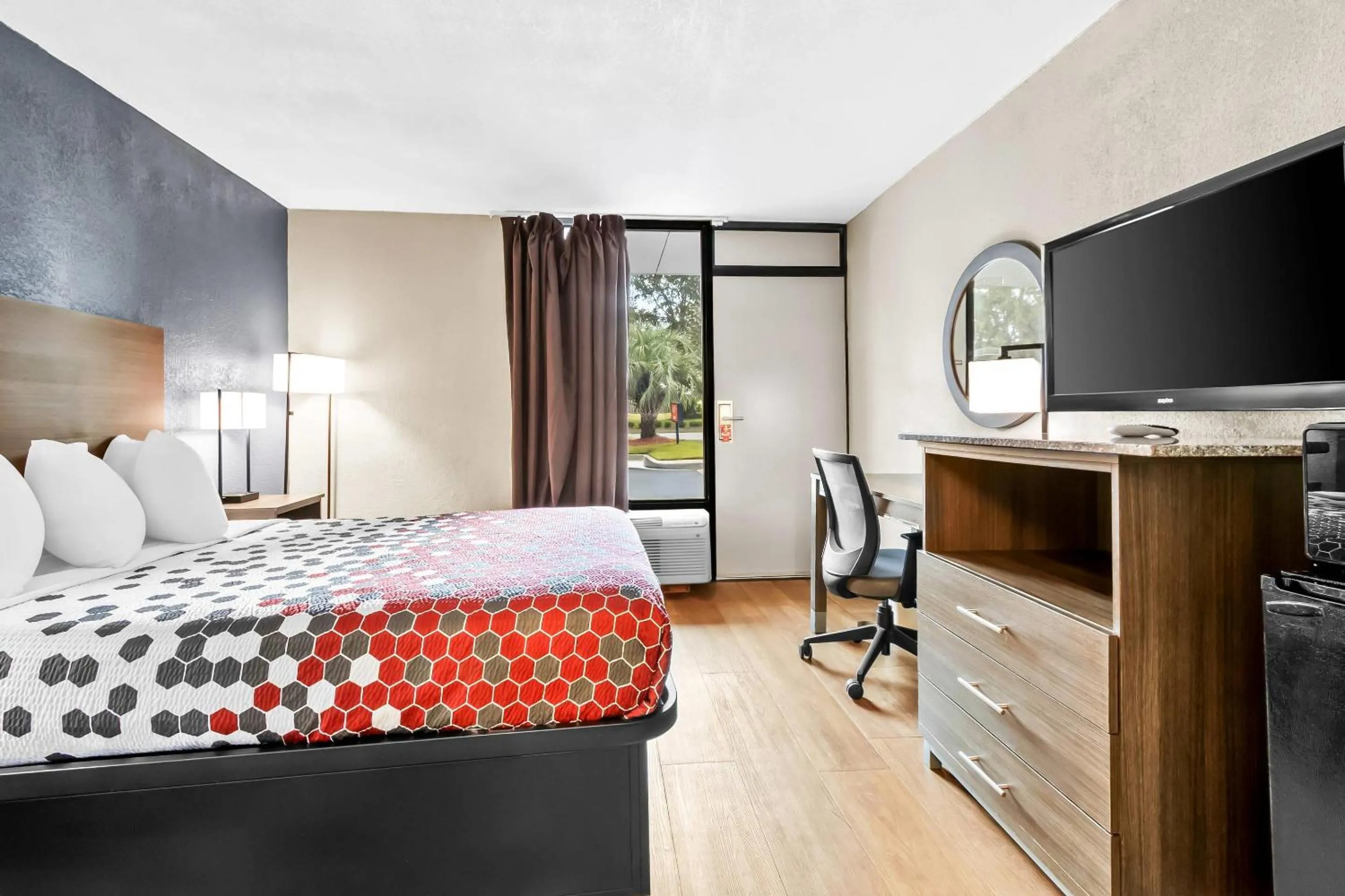 Bedroom, Bed in Econo Lodge Goose Creek - Charleston North