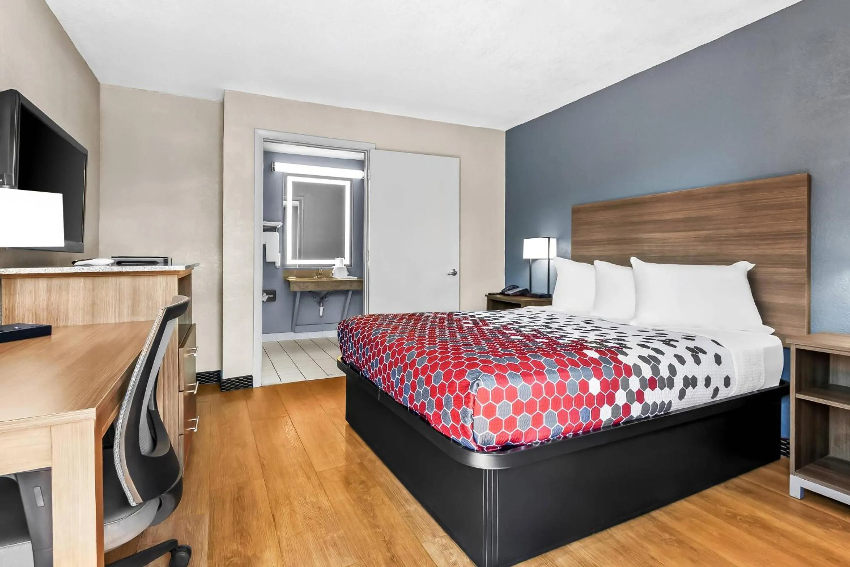 Bedroom, Bed in Econo Lodge Goose Creek - Charleston North