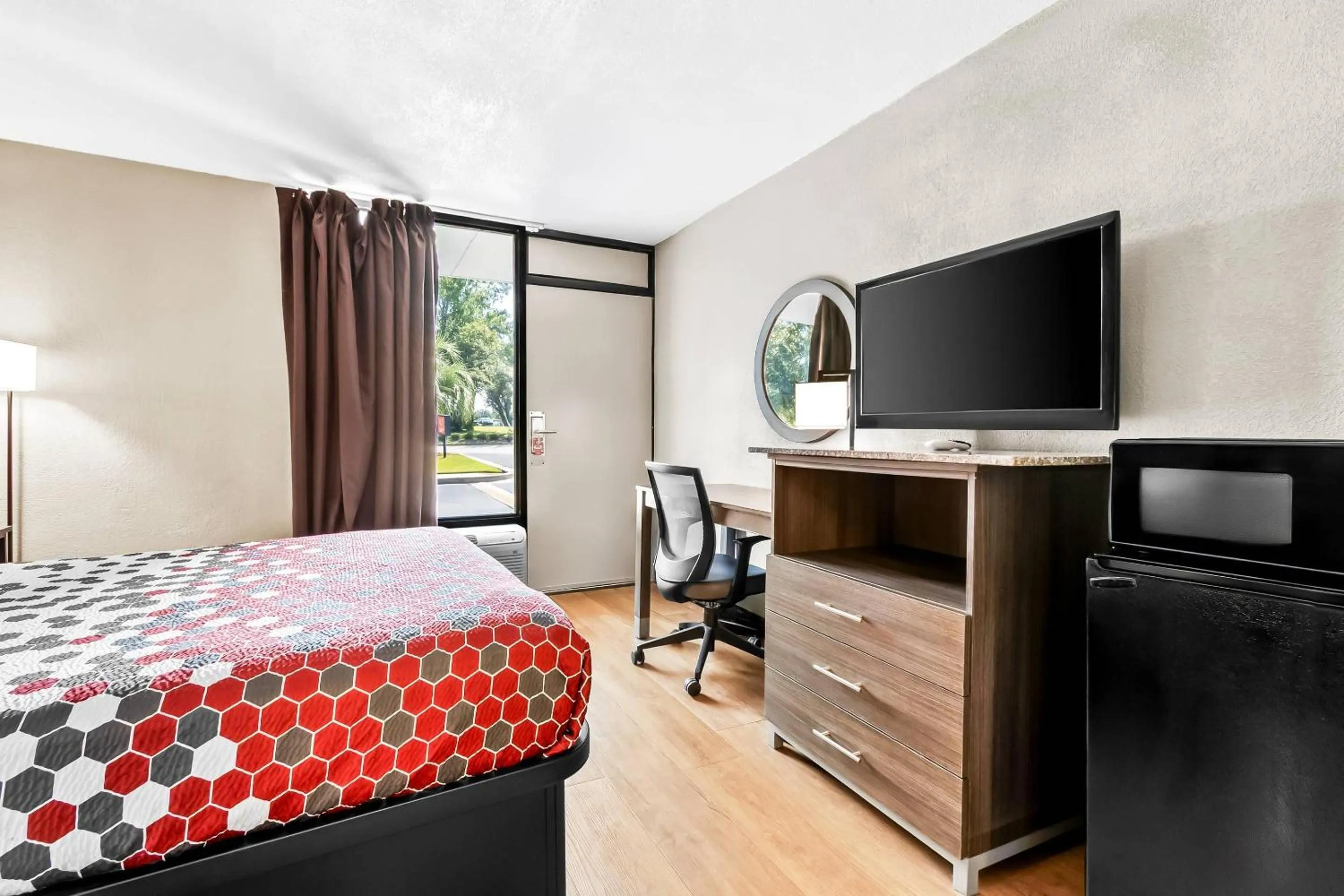 Bedroom, Bed in Econo Lodge Goose Creek - Charleston North