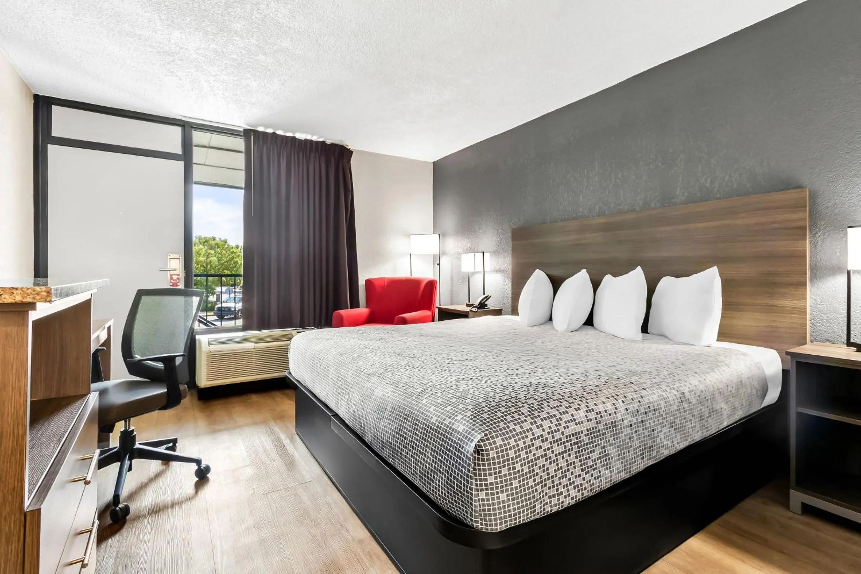 Bedroom, Bed in Econo Lodge Goose Creek - Charleston North