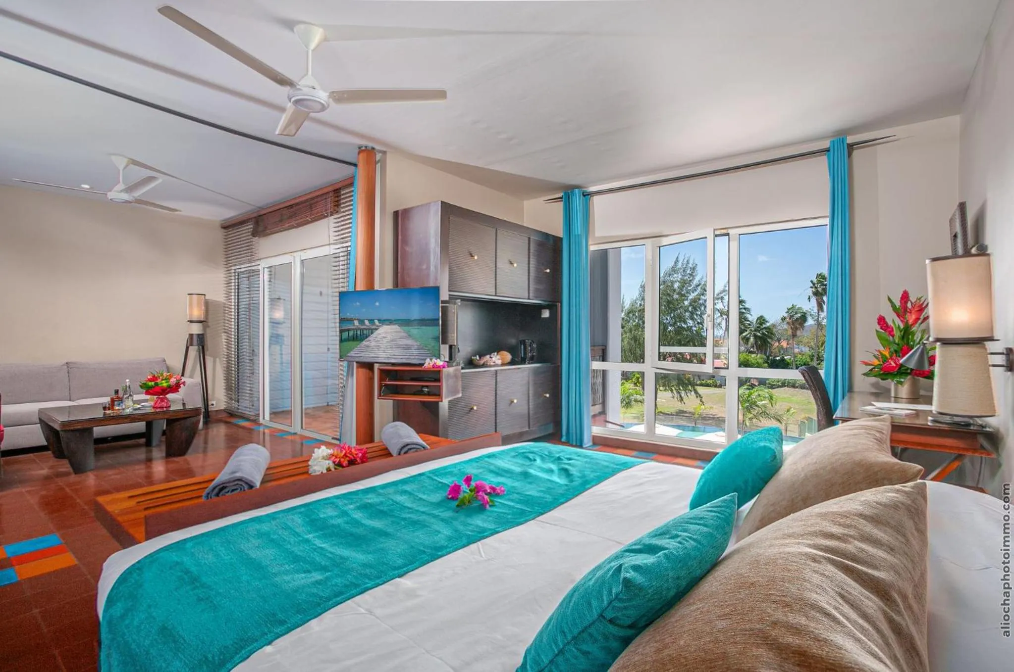 Photo of the whole room, Bed in Les Villas du Lagon