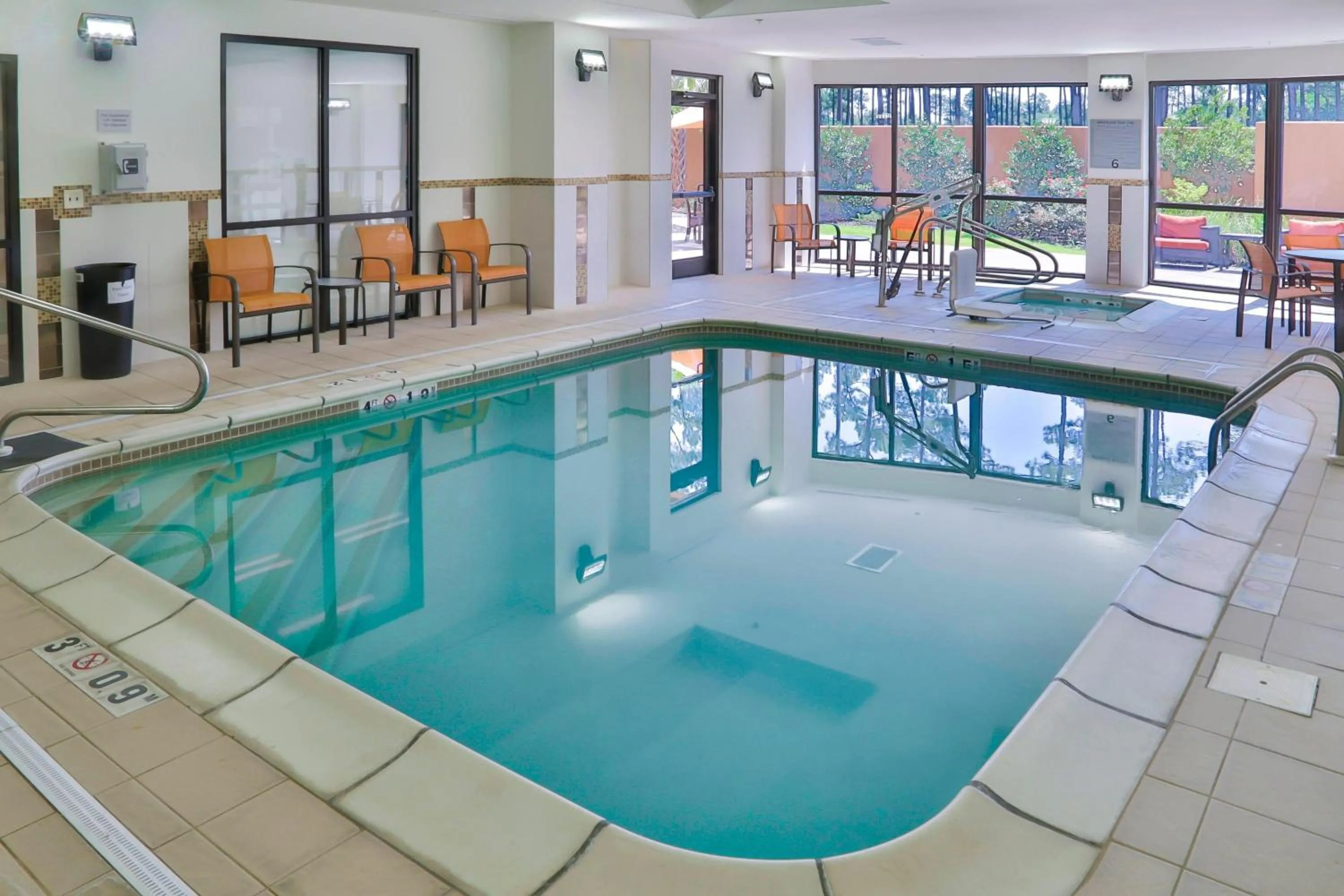 Swimming pool in Courtyard Biloxi North/D'Iberville