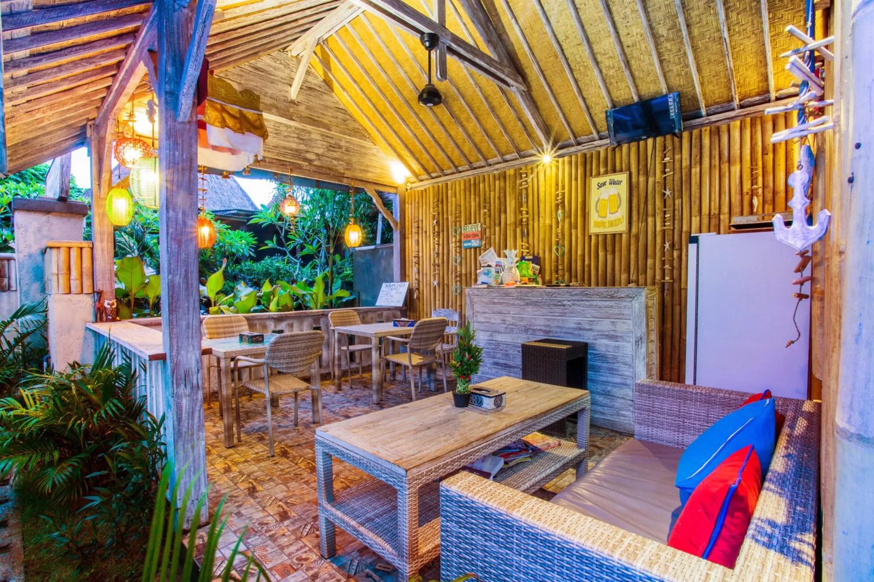 Restaurant/places to eat in The Syron Huts Lembongan