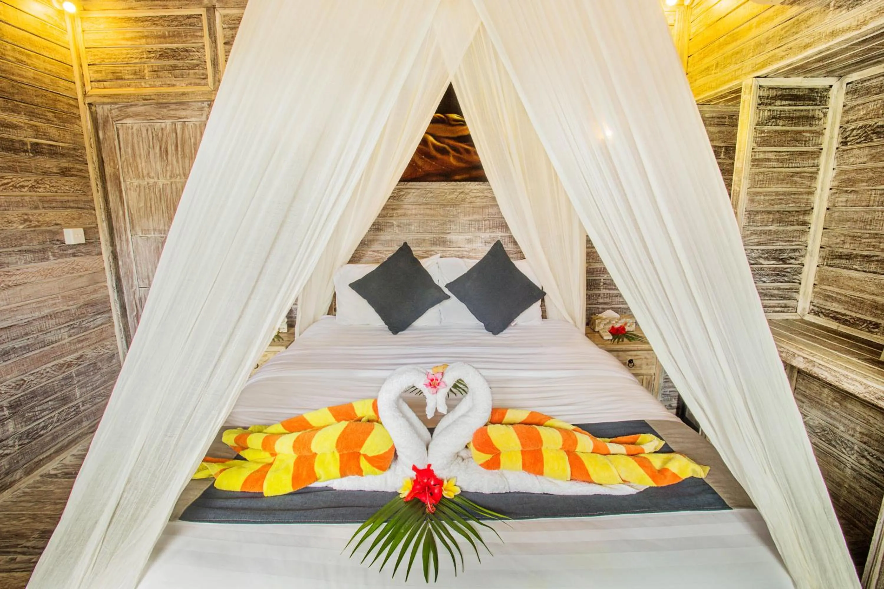 Photo of the whole room, Bed in The Syron Huts Lembongan