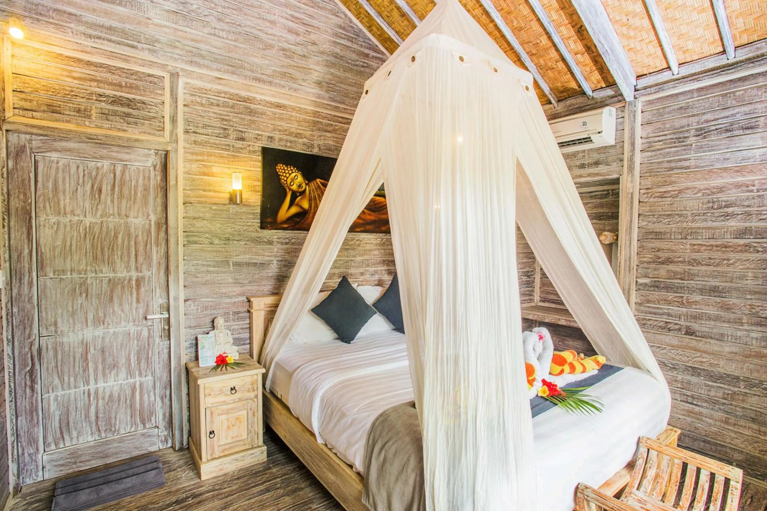 Bed in The Syron Huts Lembongan