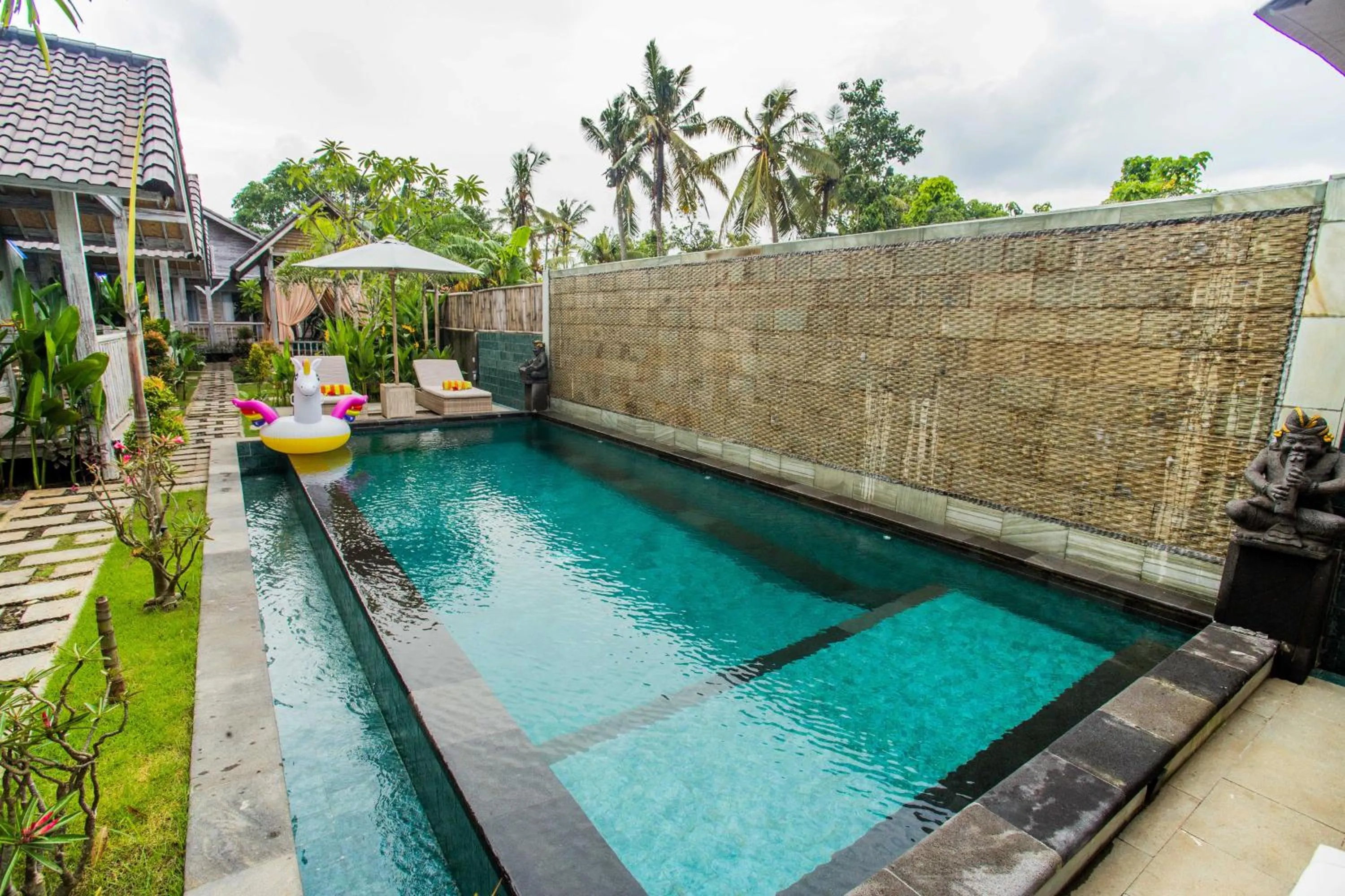 Day in The Syron Huts Lembongan