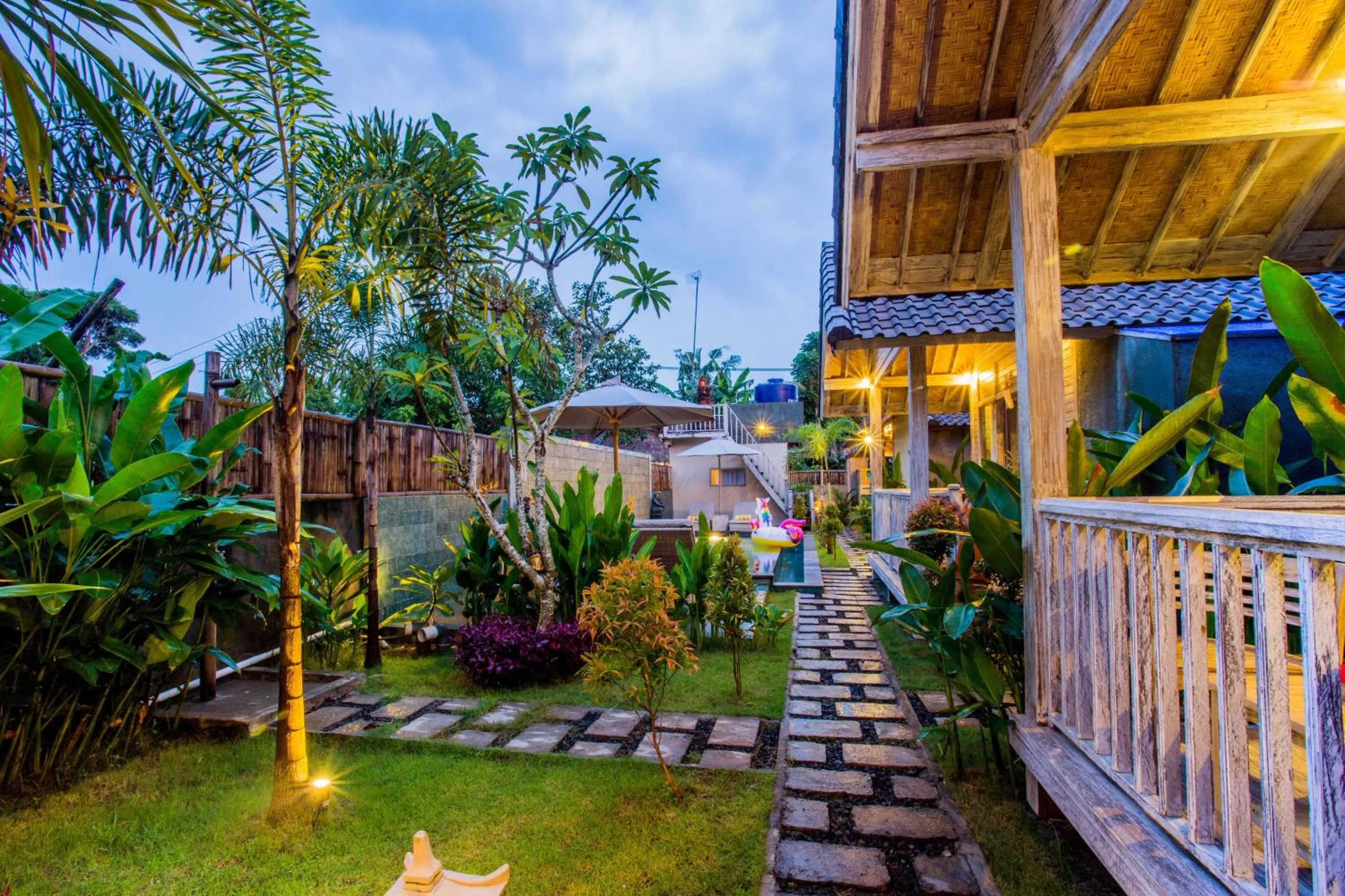 Garden view in The Syron Huts Lembongan