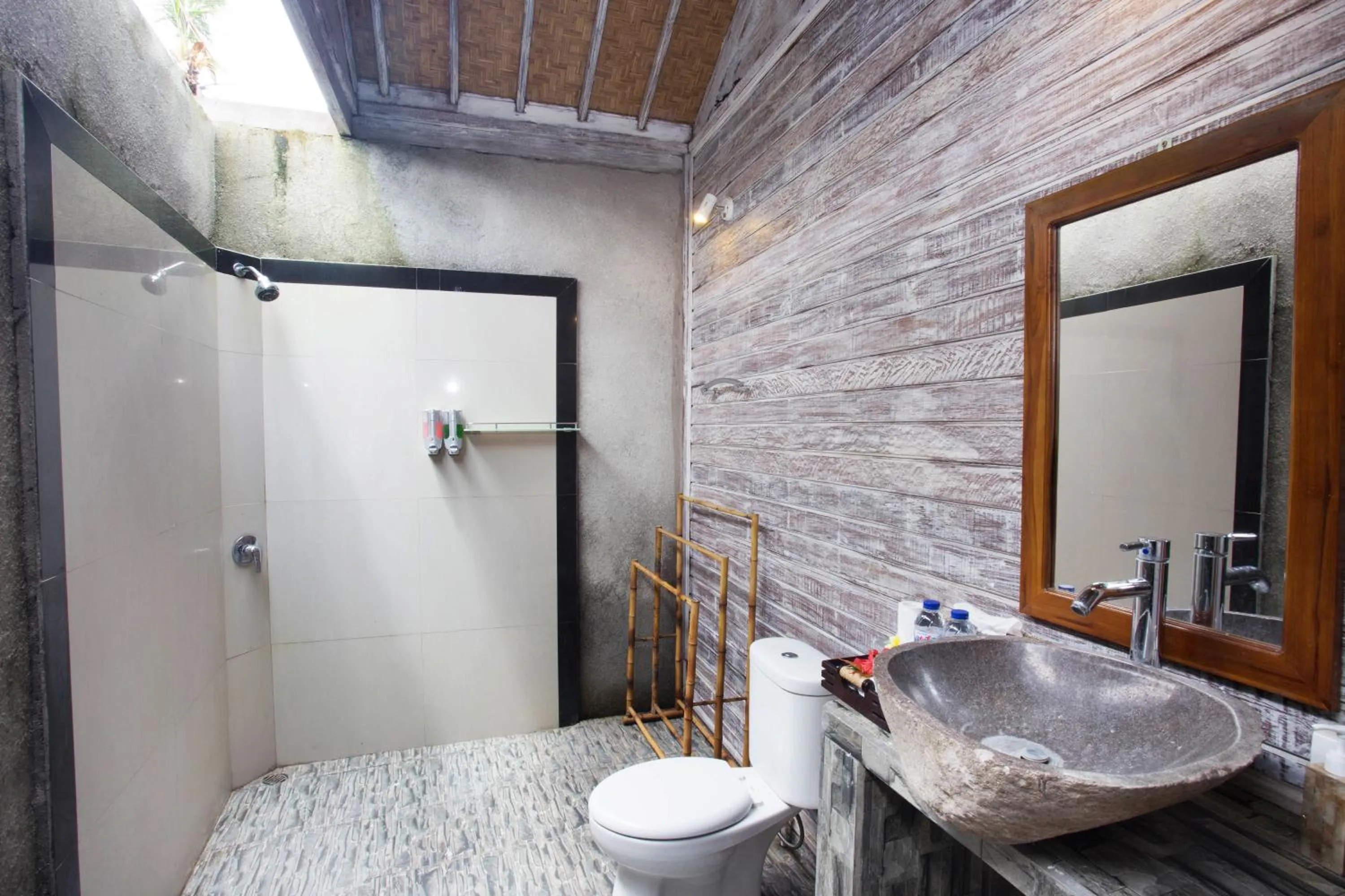 Bathroom in The Syron Huts Lembongan