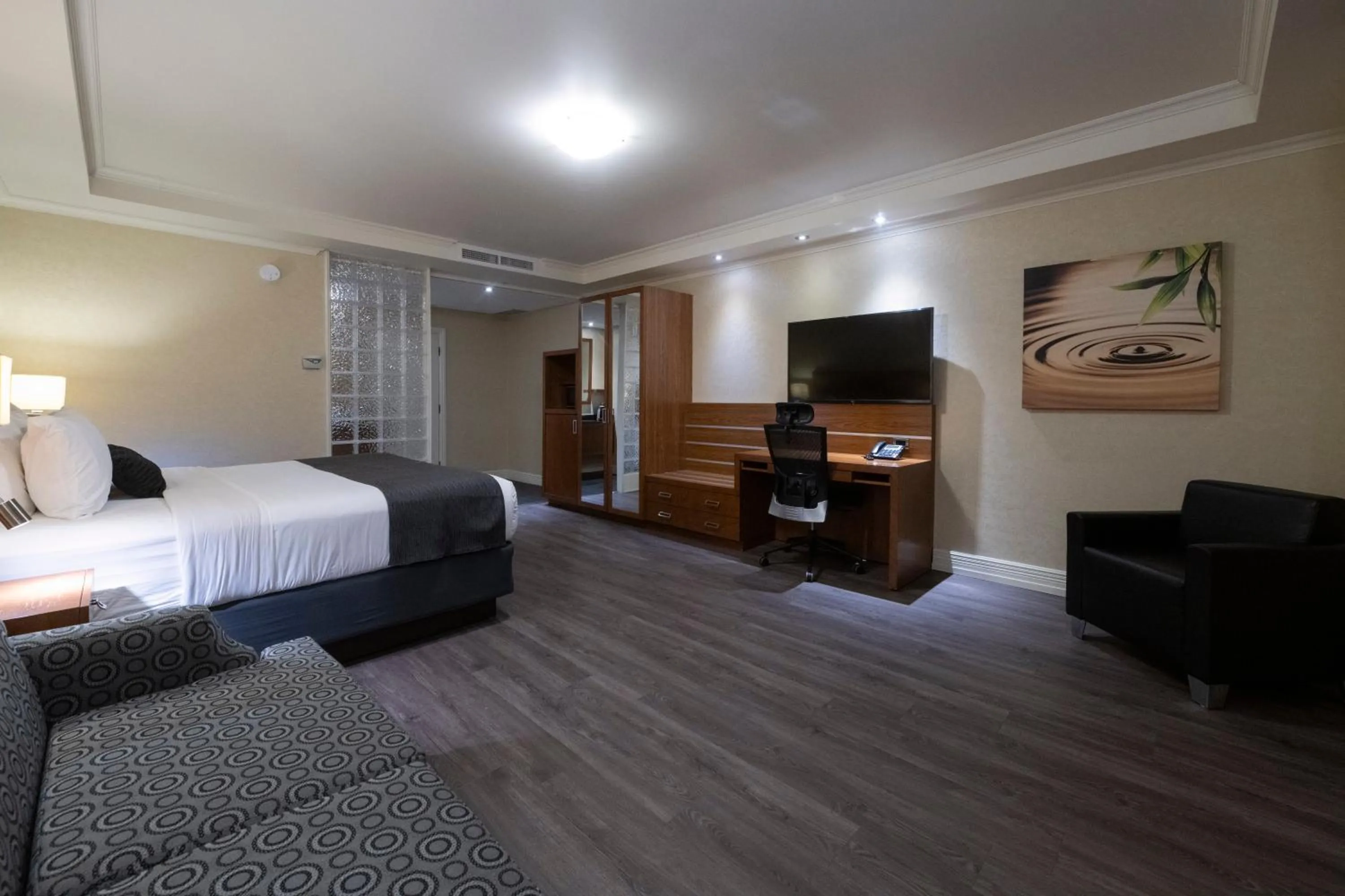 Photo of the whole room, Bed in Hotel & Suites Le Dauphin Drummondville