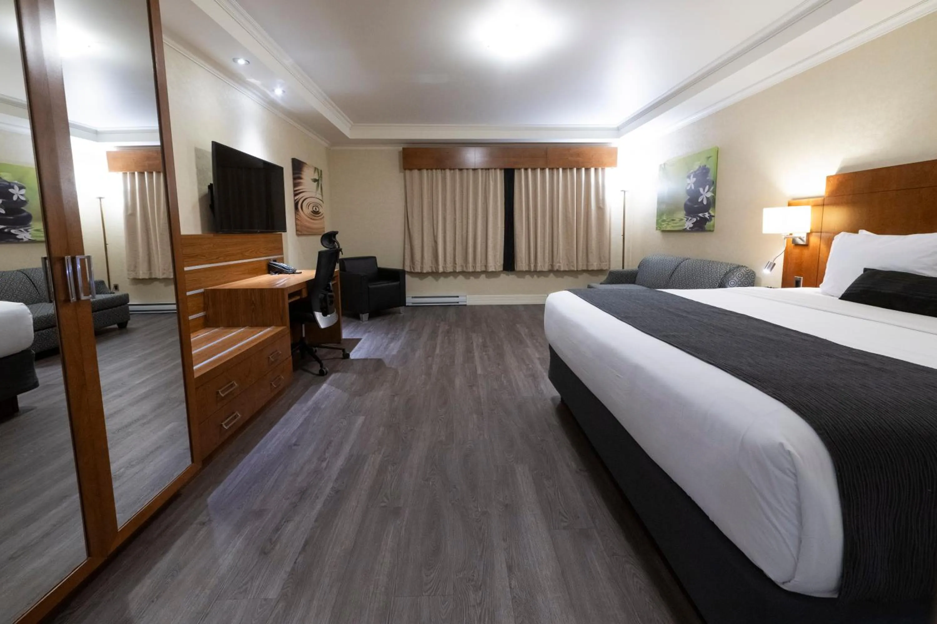 Communal lounge/ TV room, Bed in Hotel & Suites Le Dauphin Drummondville