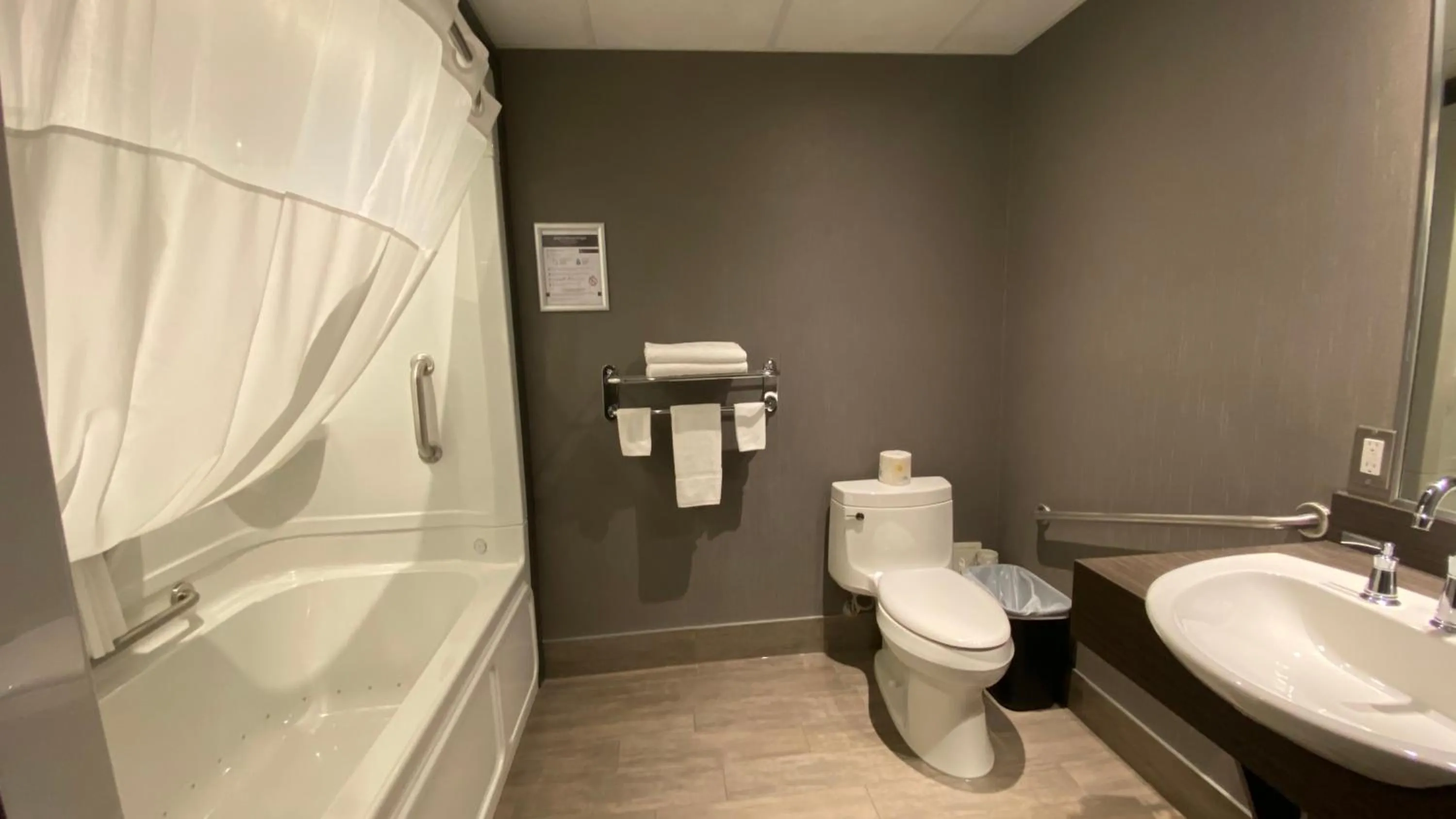 Bathroom in Hotel & Suites Le Dauphin Drummondville