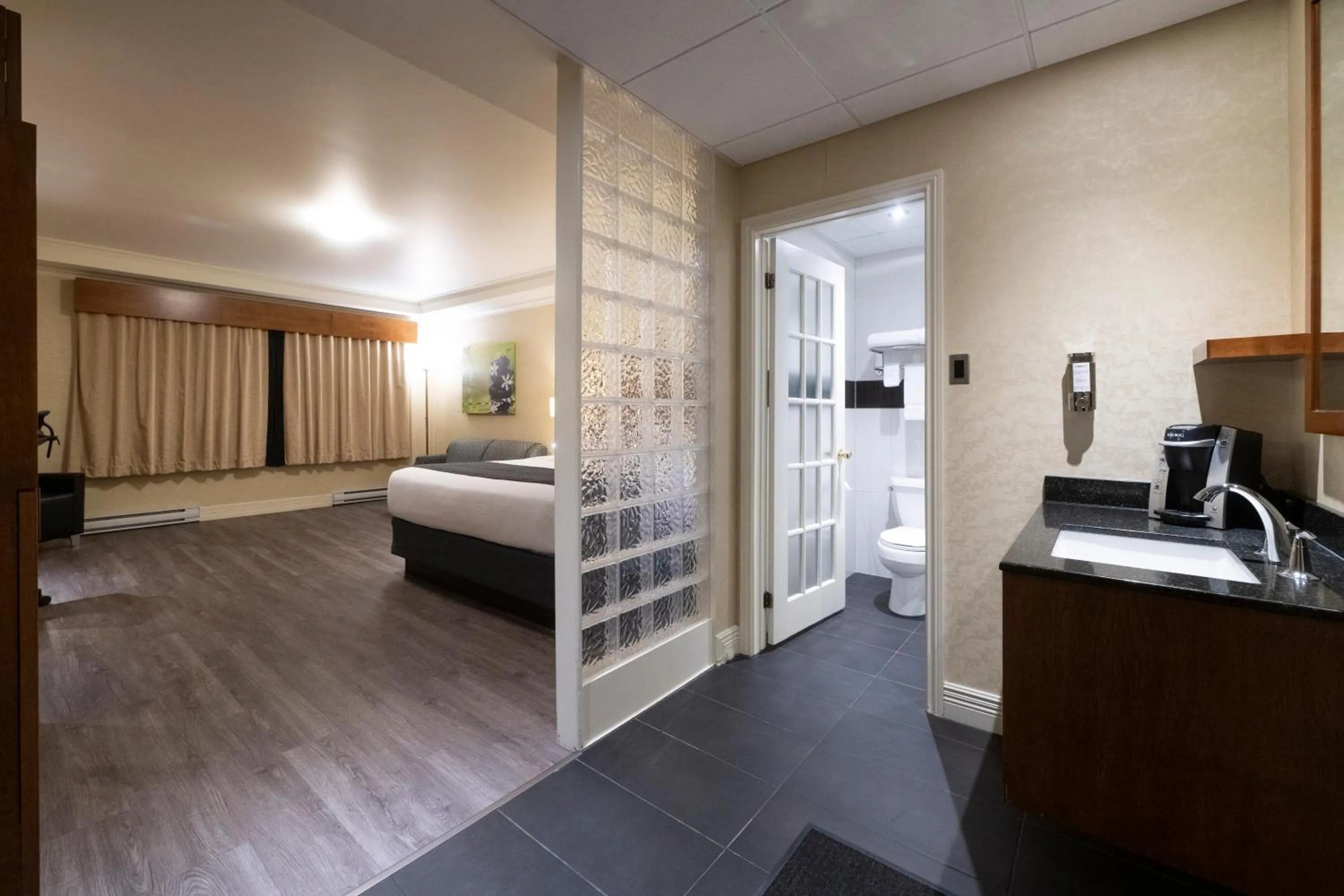 Bathroom, Bed in Hotel & Suites Le Dauphin Drummondville