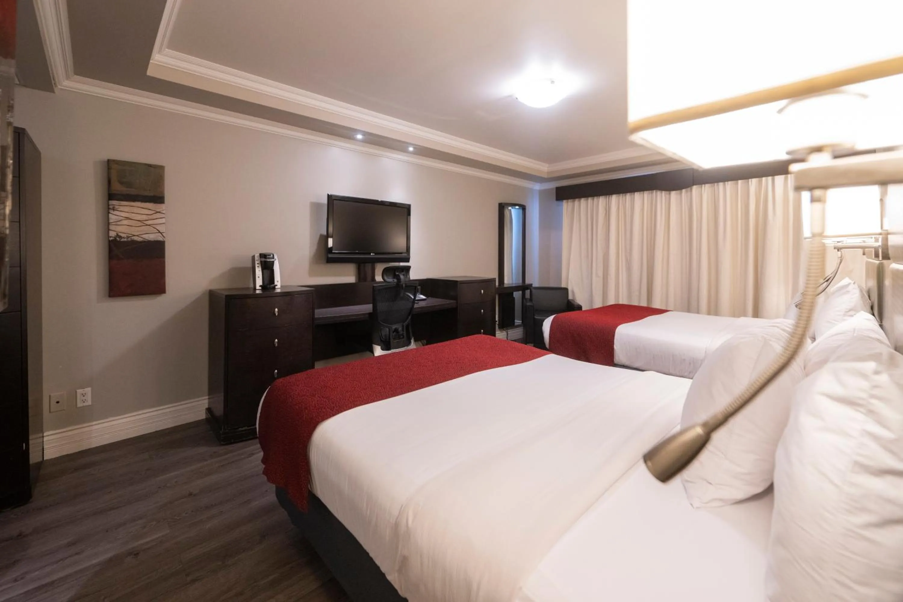Bed in Hotel & Suites Le Dauphin Drummondville