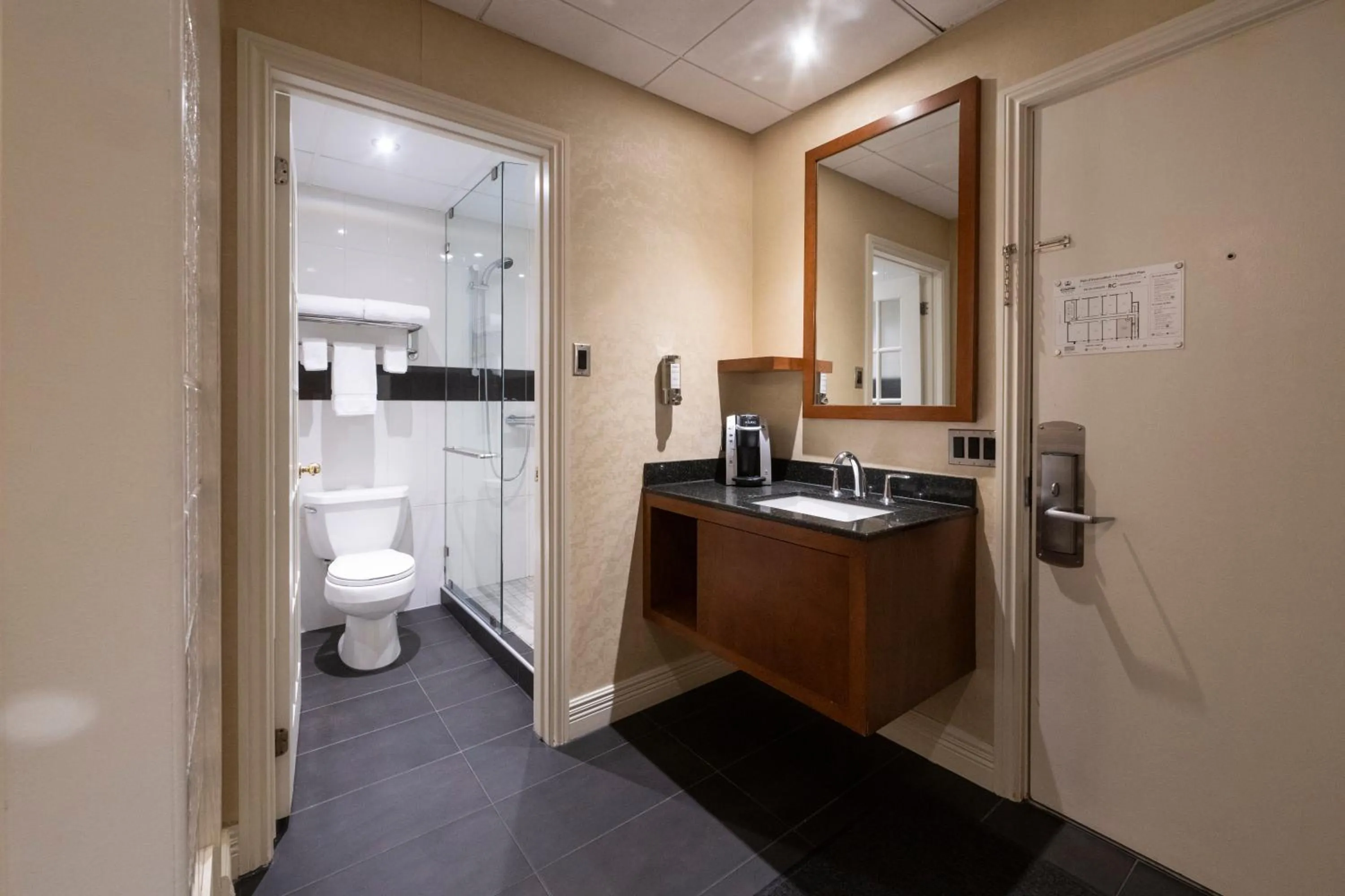 Bathroom in Hotel & Suites Le Dauphin Drummondville