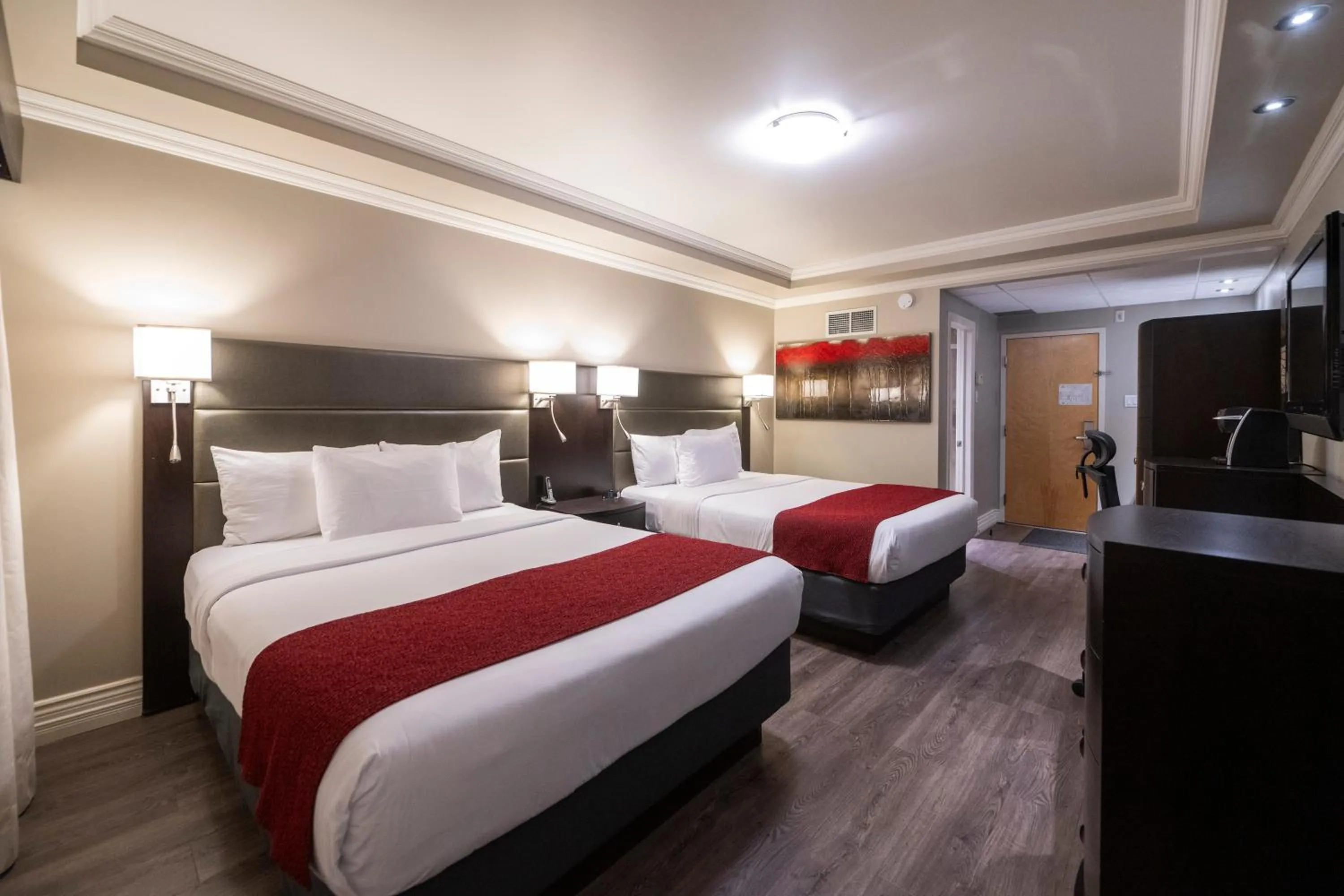 Photo of the whole room, Bed in Hotel & Suites Le Dauphin Drummondville