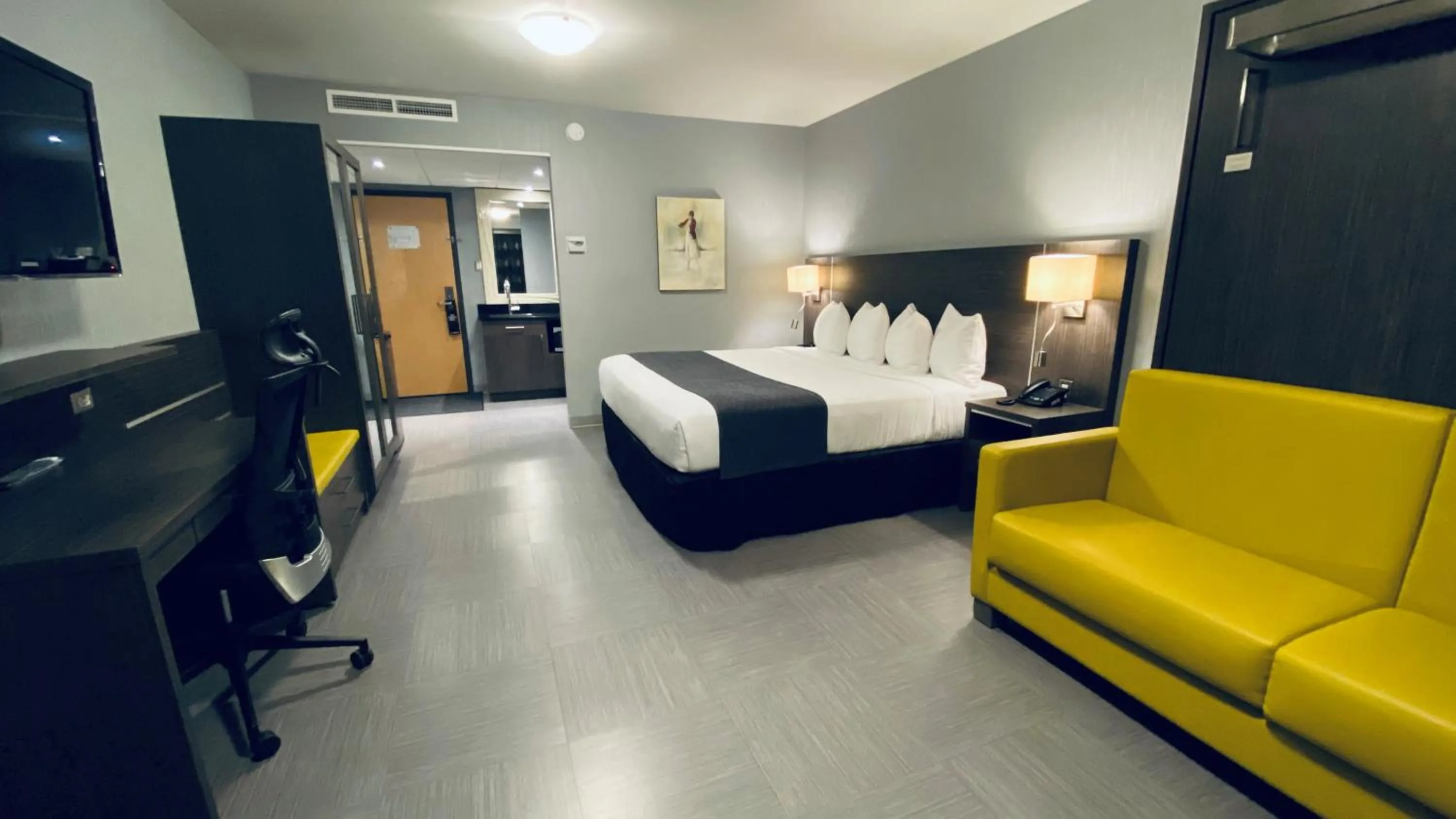 Photo of the whole room, Bed in Hotel & Suites Le Dauphin Drummondville