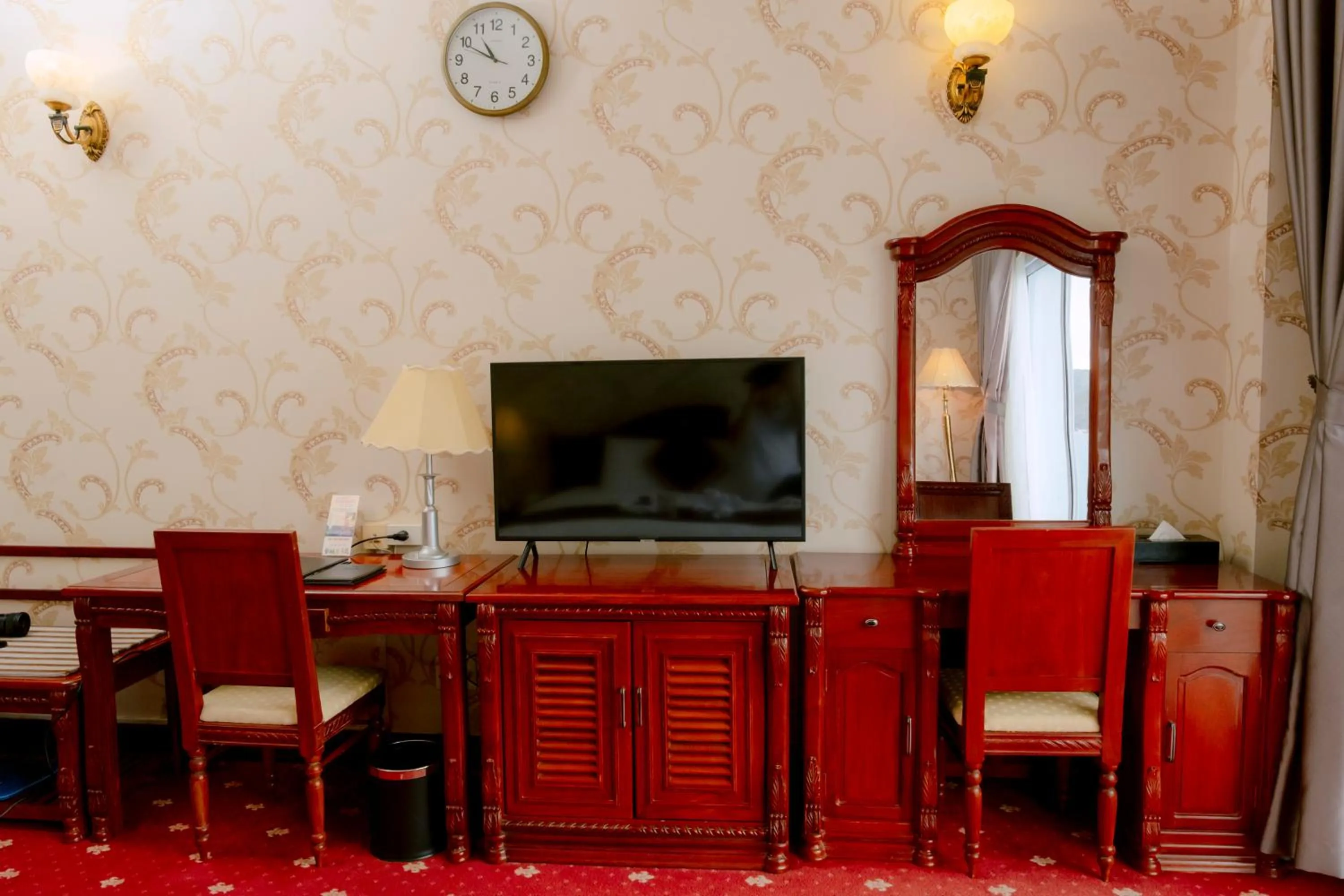 Communal lounge/ TV room in Seagull Hotel