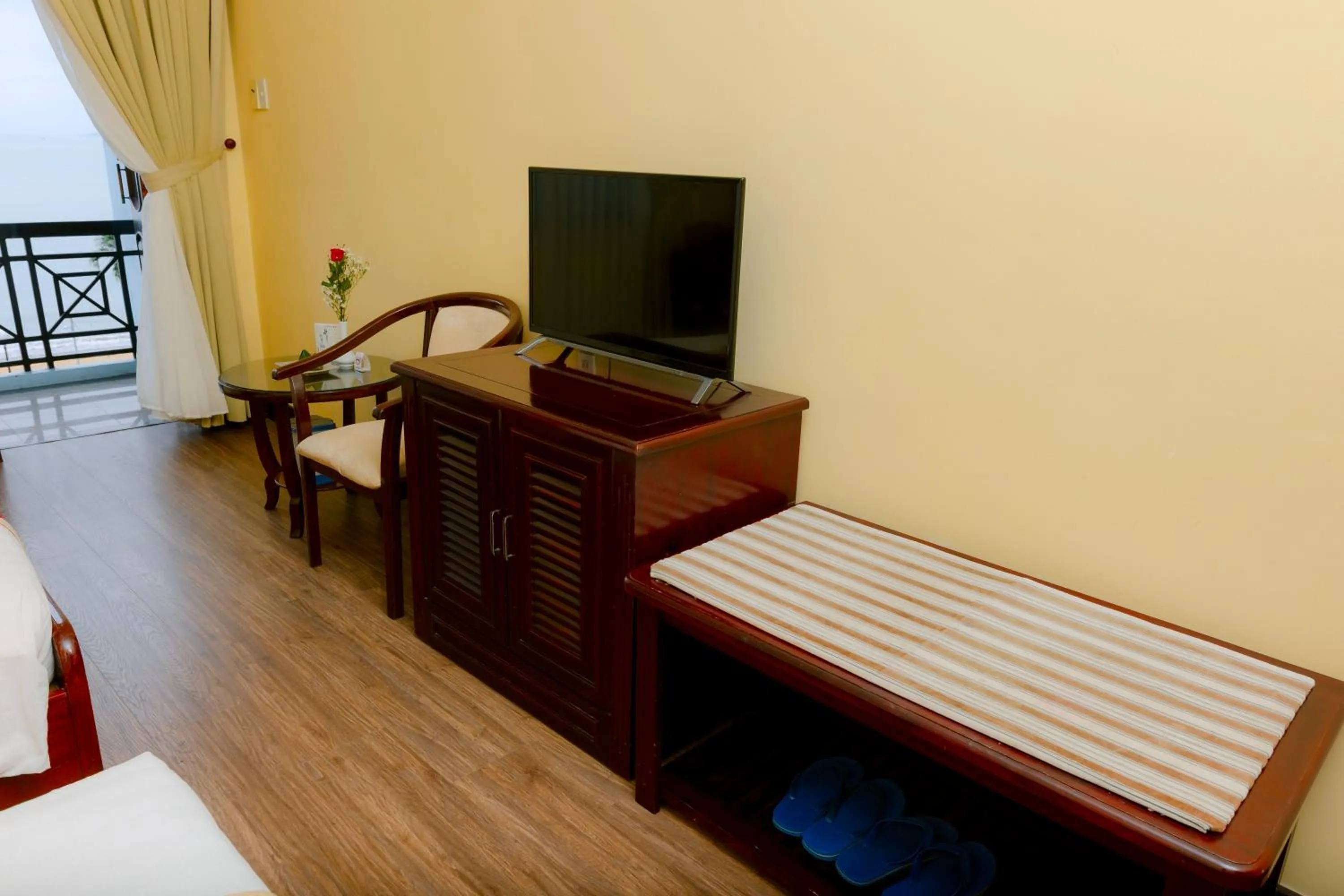 Communal lounge/ TV room, Bed in Seagull Hotel