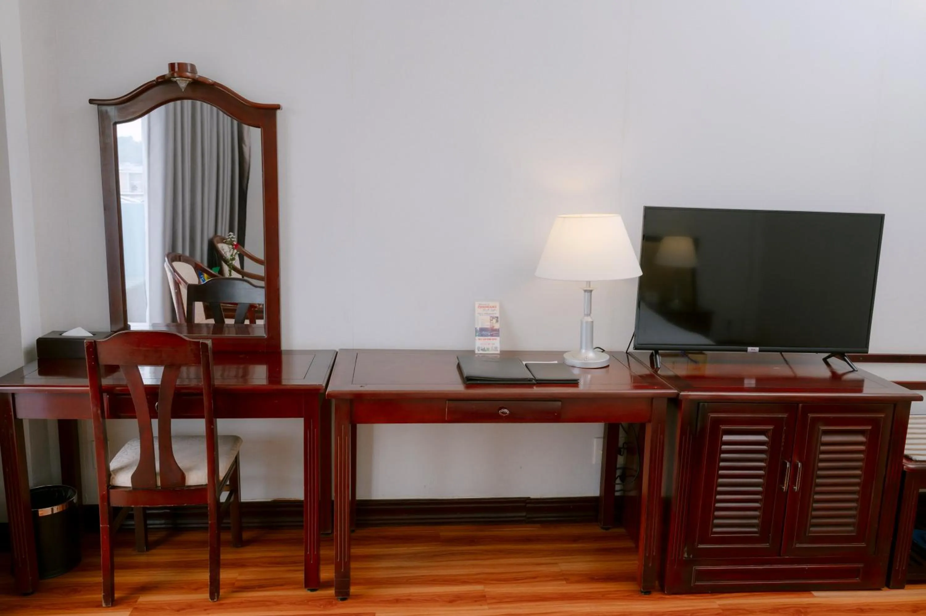 Communal lounge/ TV room in Seagull Hotel