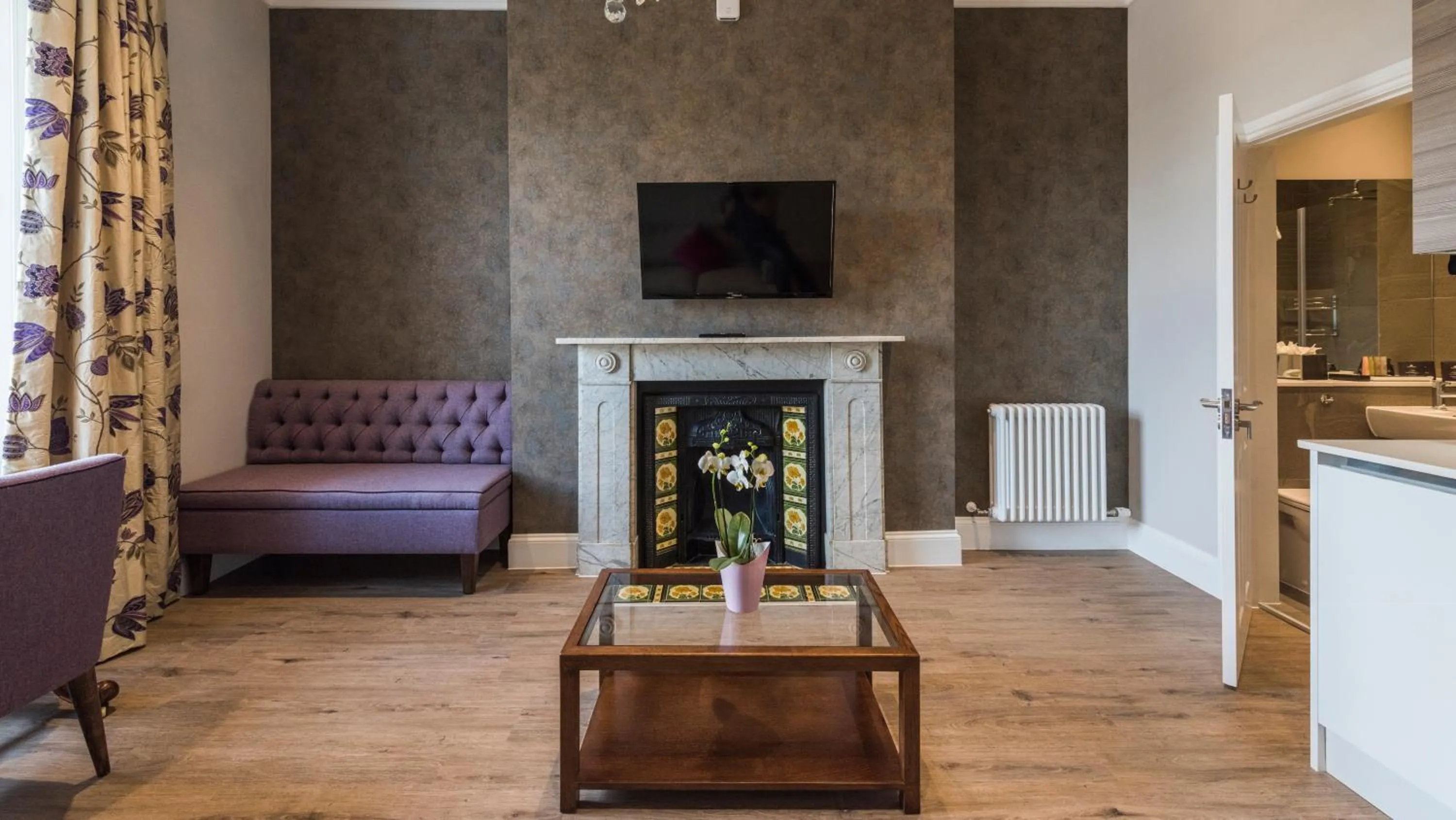 TV and multimedia in Beech House - Urban Apartments