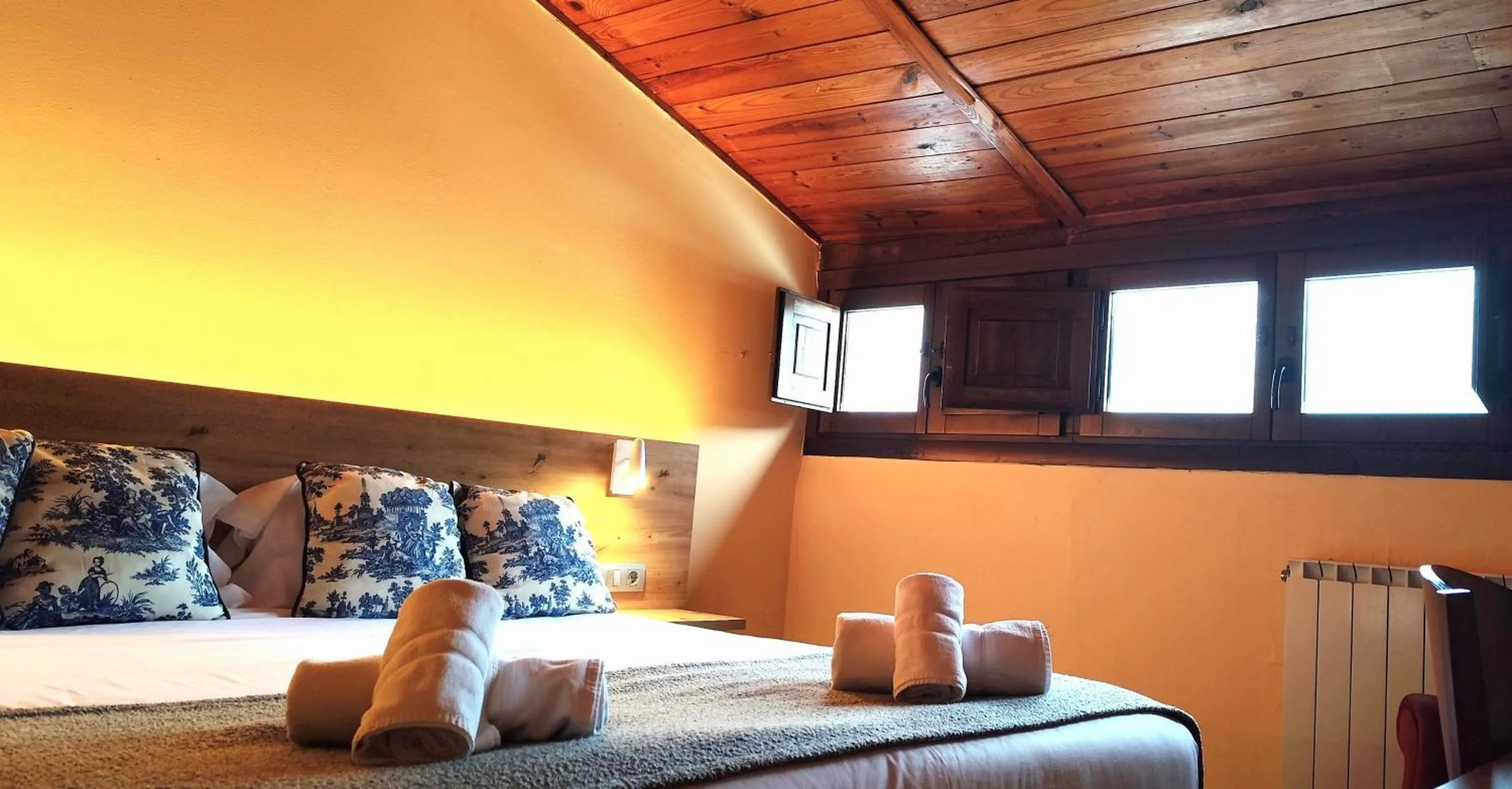 Photo of the whole room, Bed in Hotel Saurat