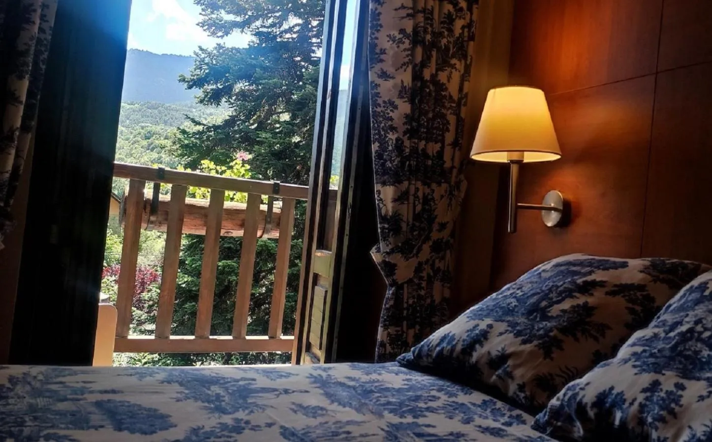 Photo of the whole room, Bed in Hotel Saurat