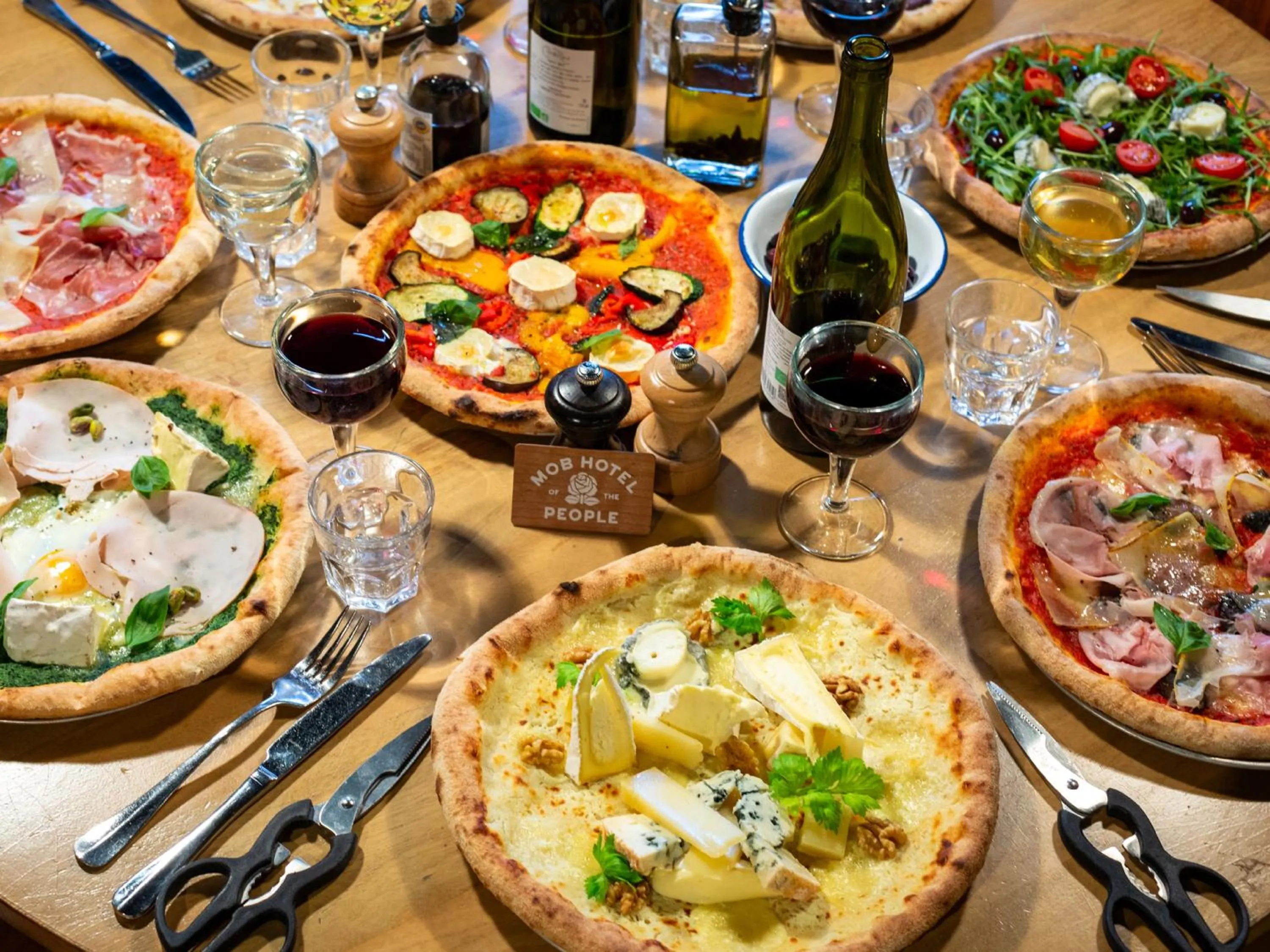 Restaurant/places to eat in MOB HOTEL Paris Les Puces