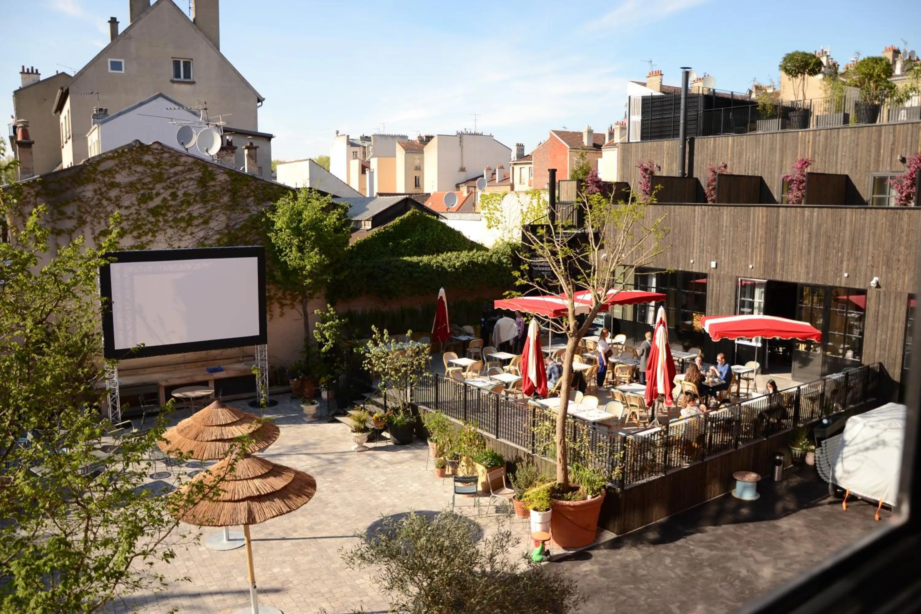 Patio in MOB HOTEL Paris Les Puces