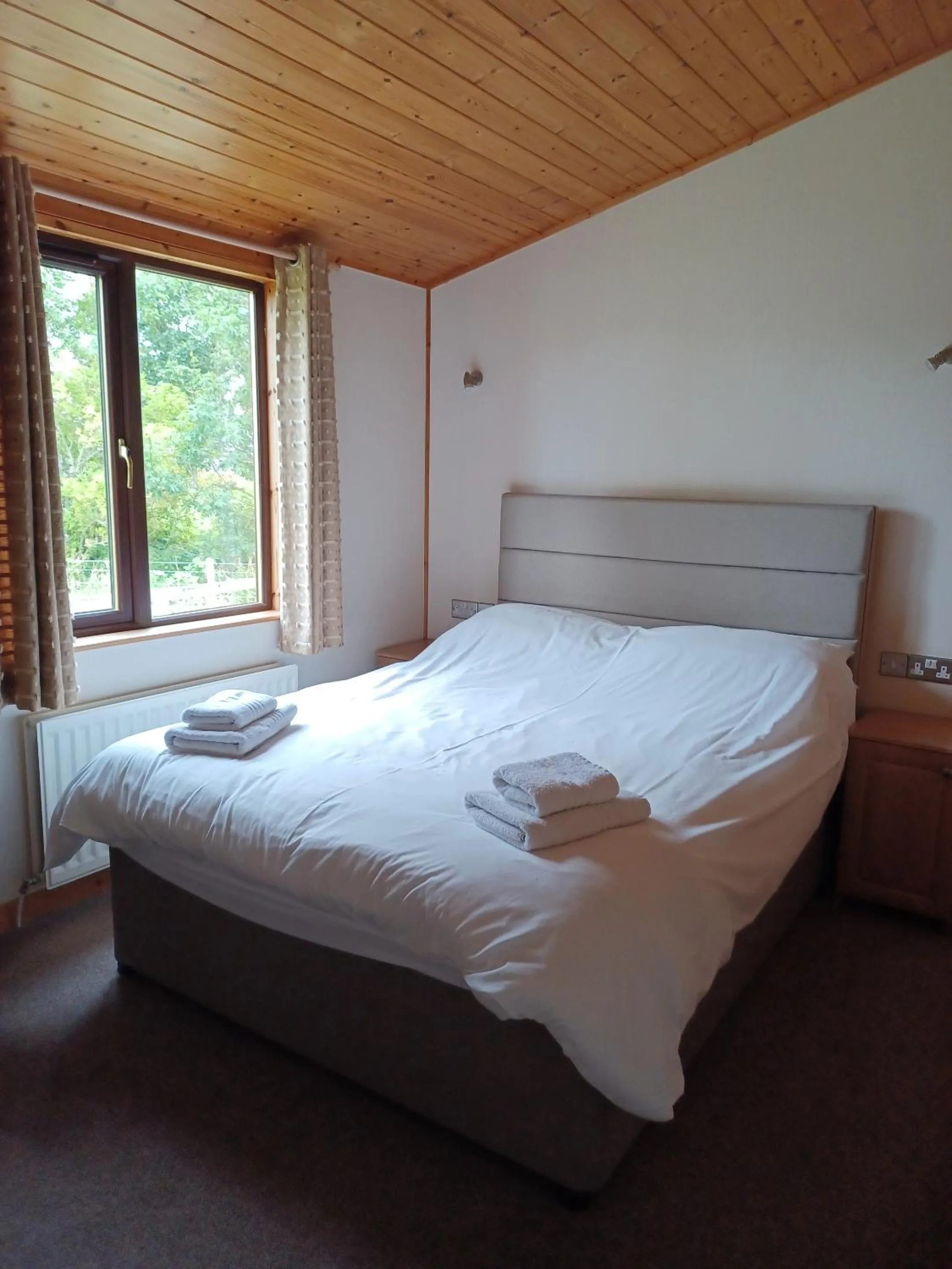 Bedroom, Bed in Green View Lodges