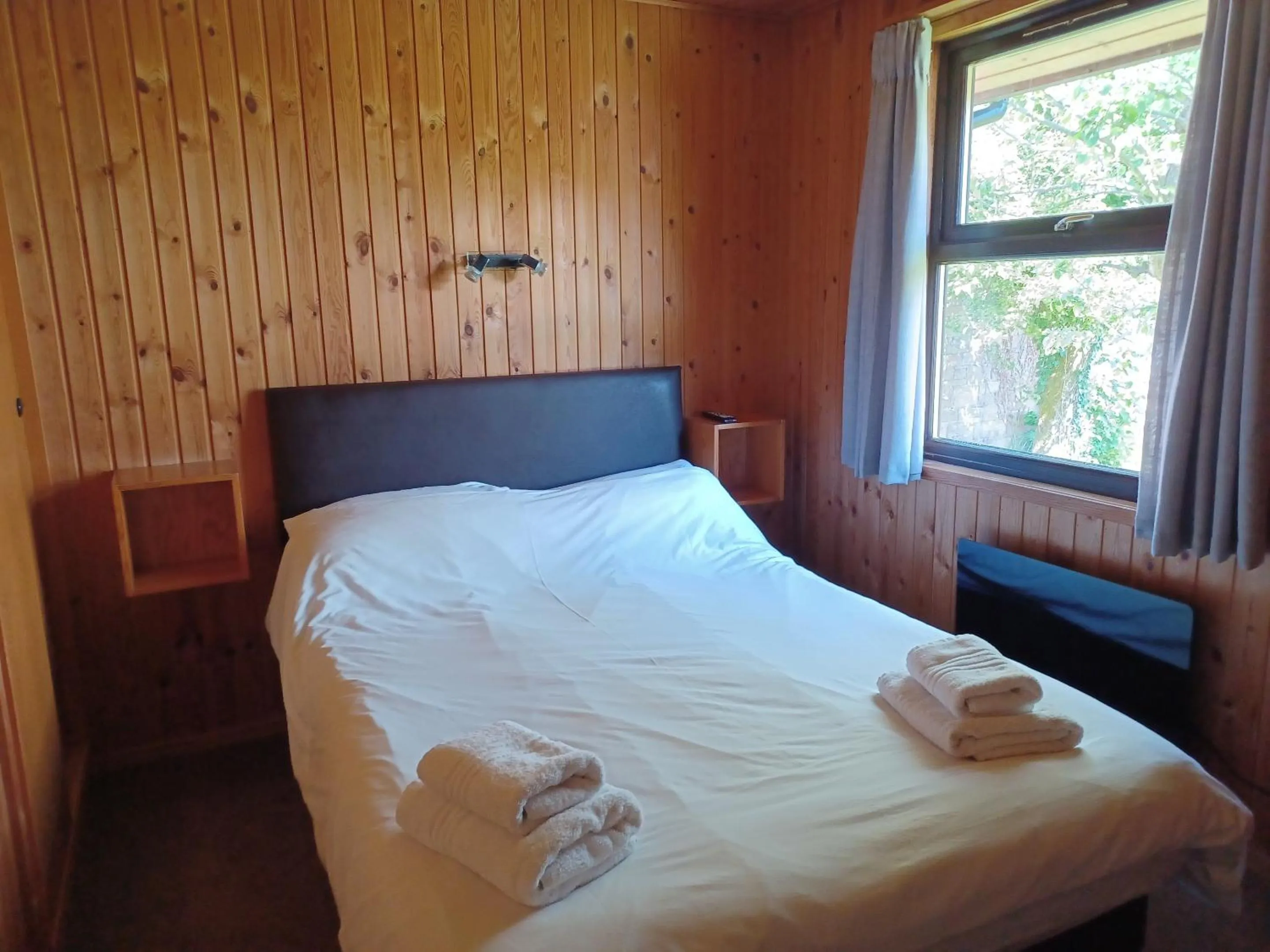 Bedroom, Bed in Green View Lodges