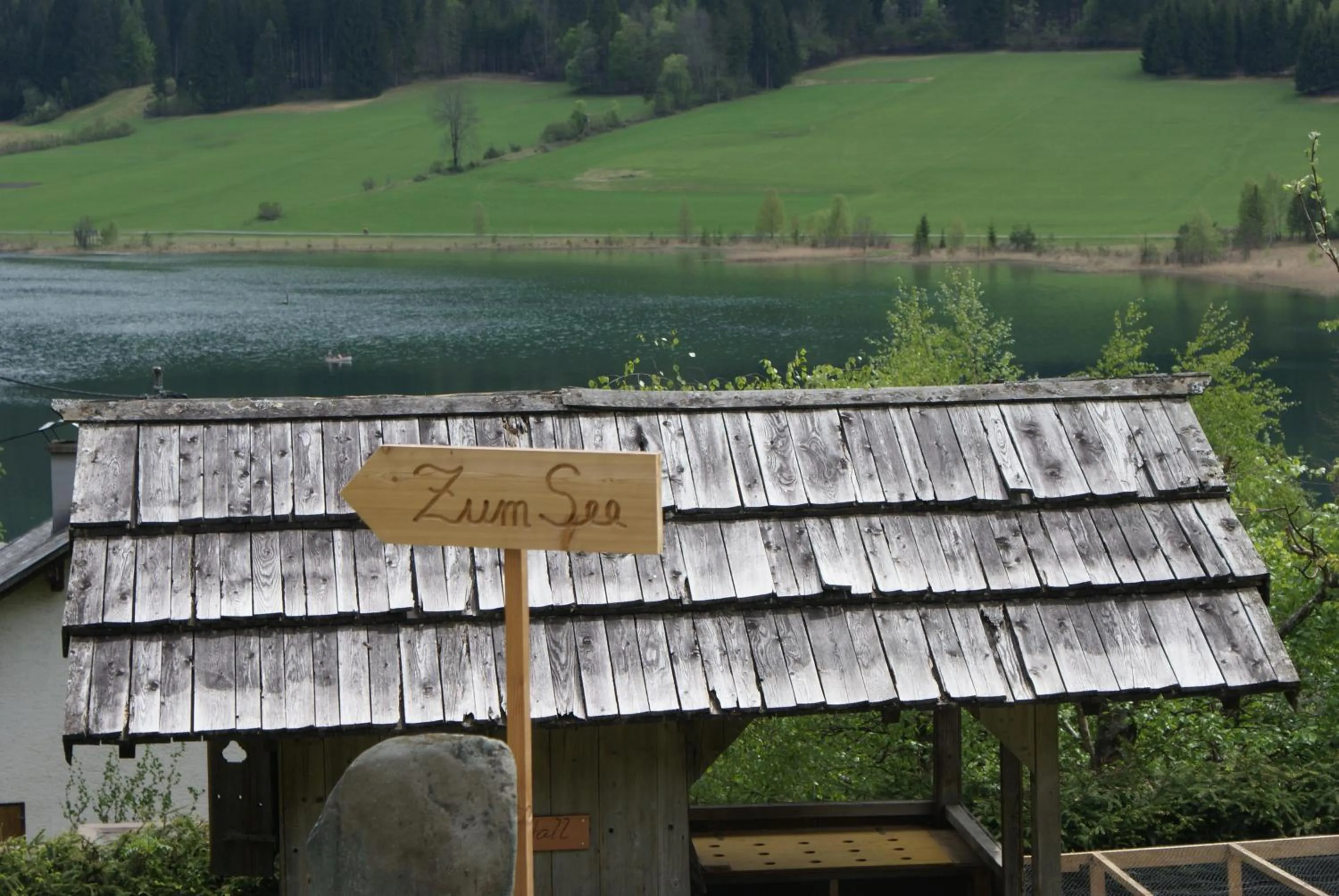 Natural landscape in Kolbitsch am Weissensee ein Seeblick der verzaubert B&B