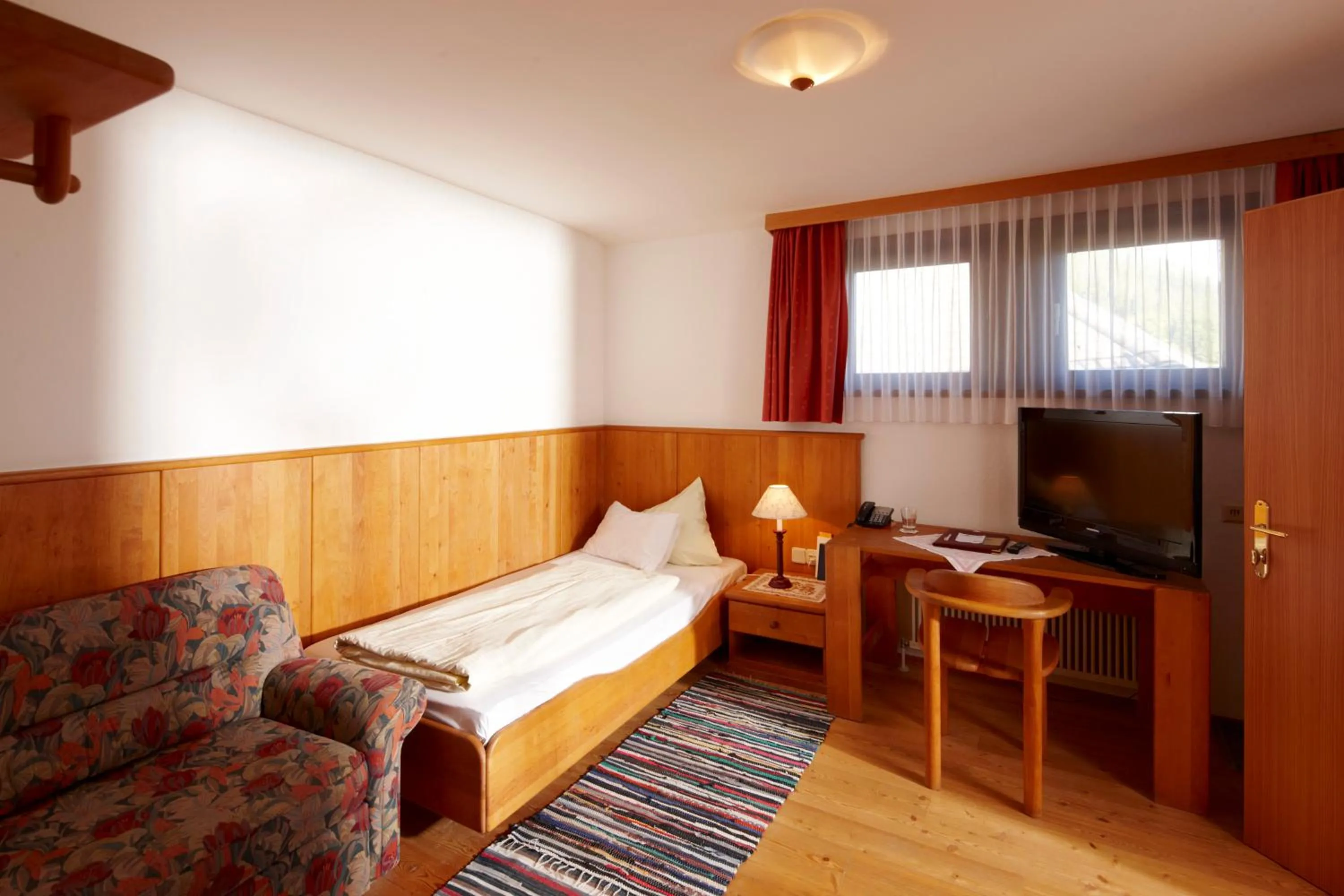 Bedroom, Bed in Kolbitsch am Weissensee ein Seeblick der verzaubert B&B