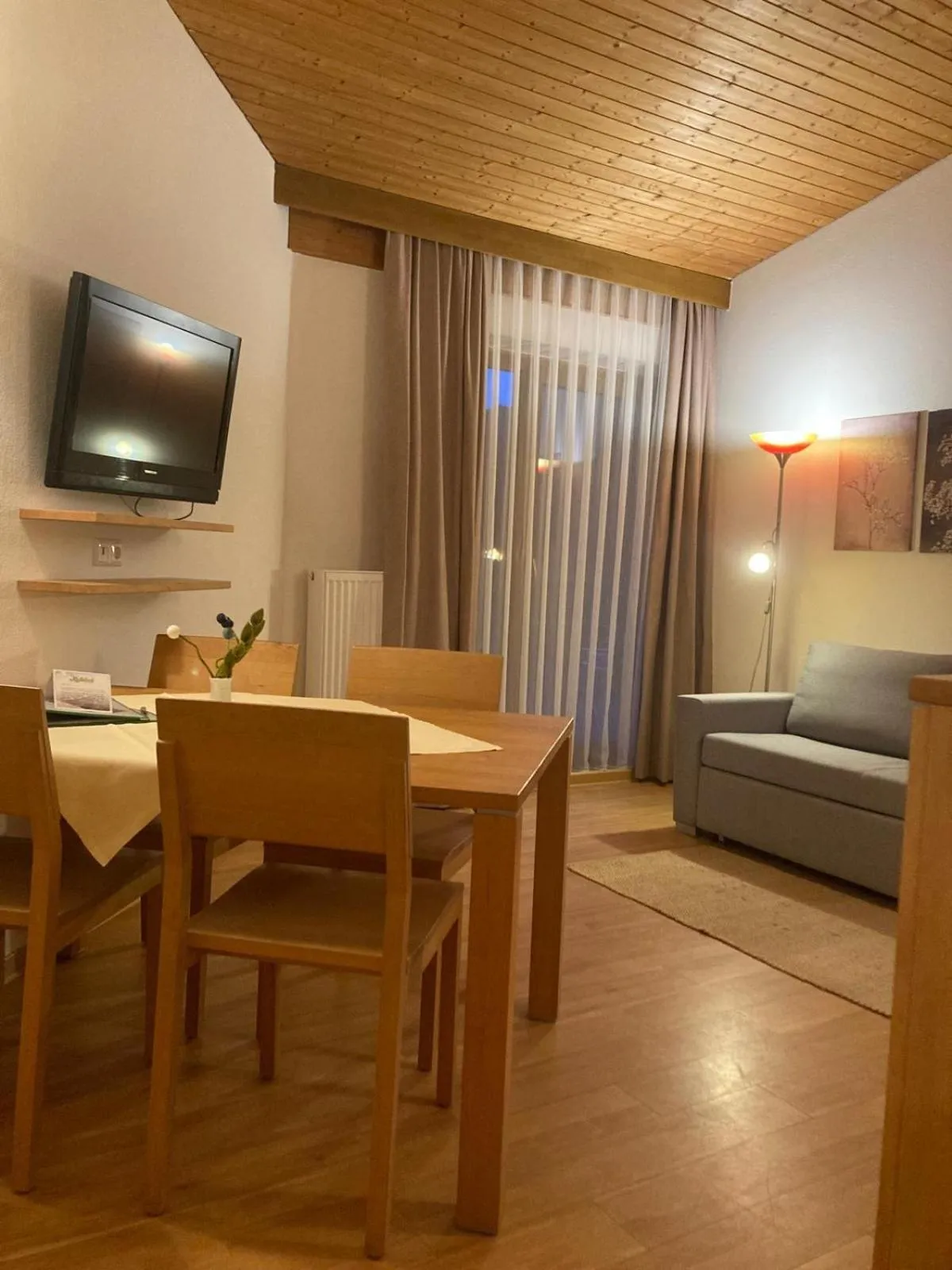 Living room in Kolbitsch am Weissensee ein Seeblick der verzaubert B&B