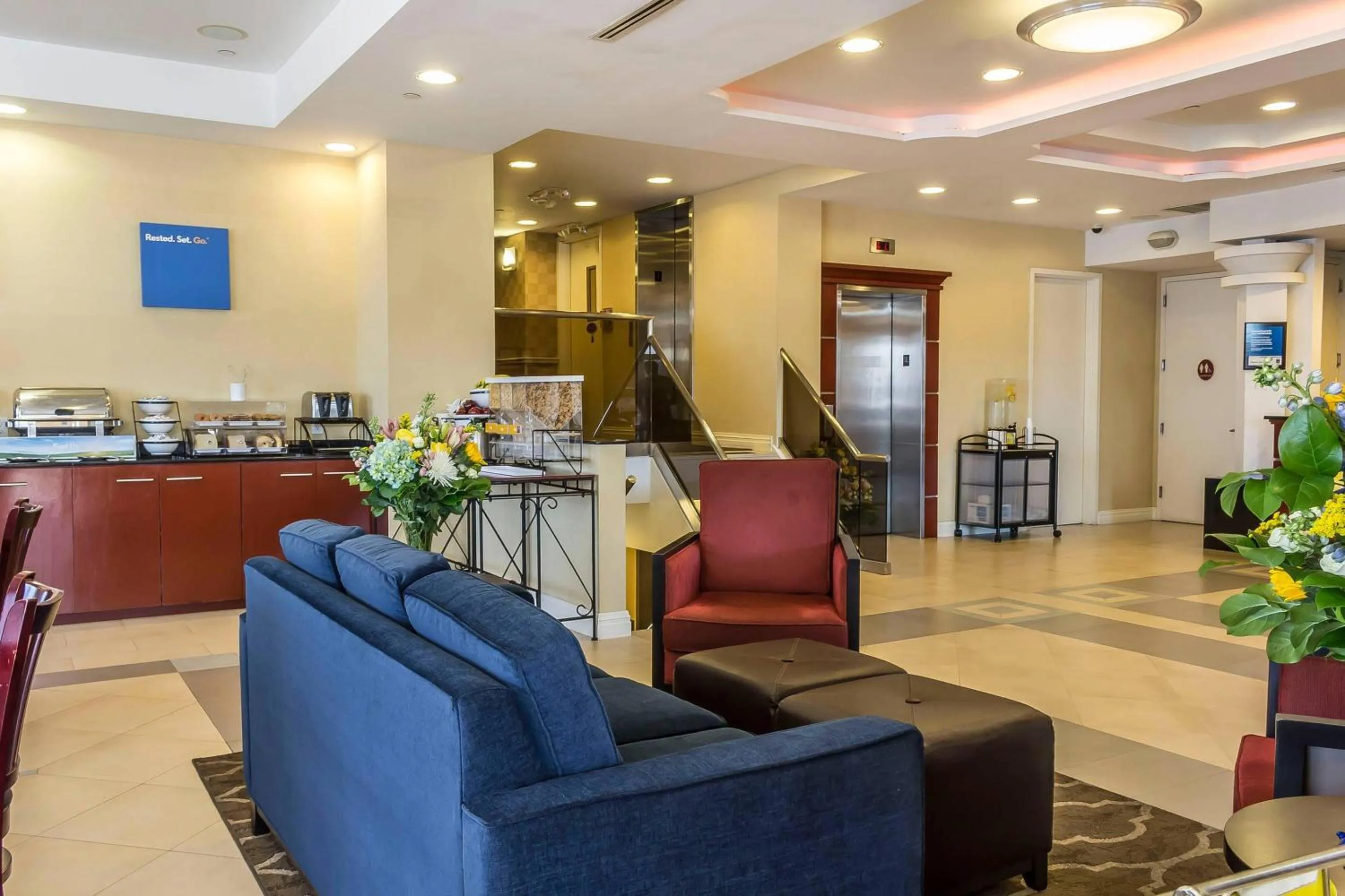 Lobby or reception in Comfort Inn & Suites LaGuardia Airport