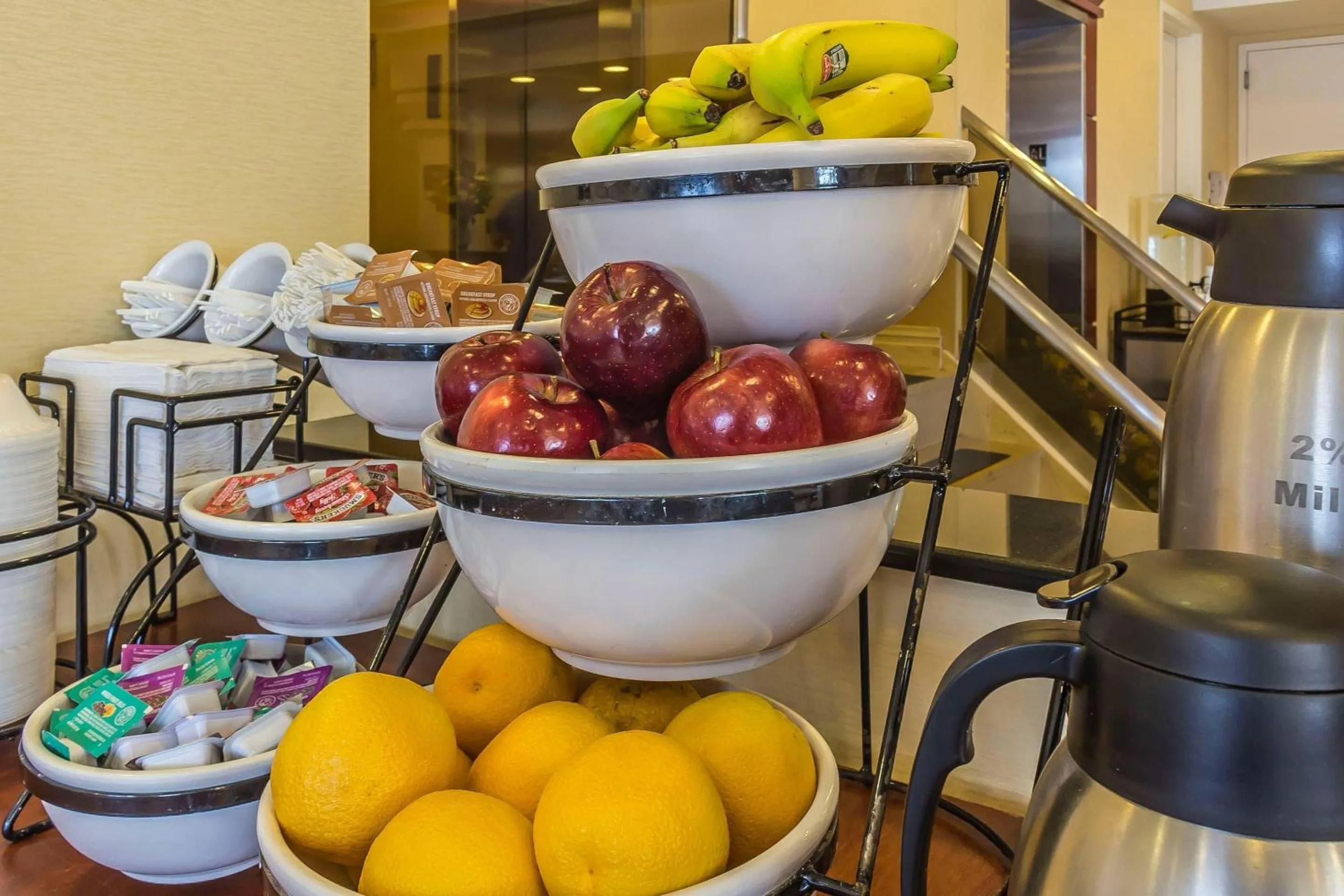 Breakfast in Comfort Inn & Suites LaGuardia Airport